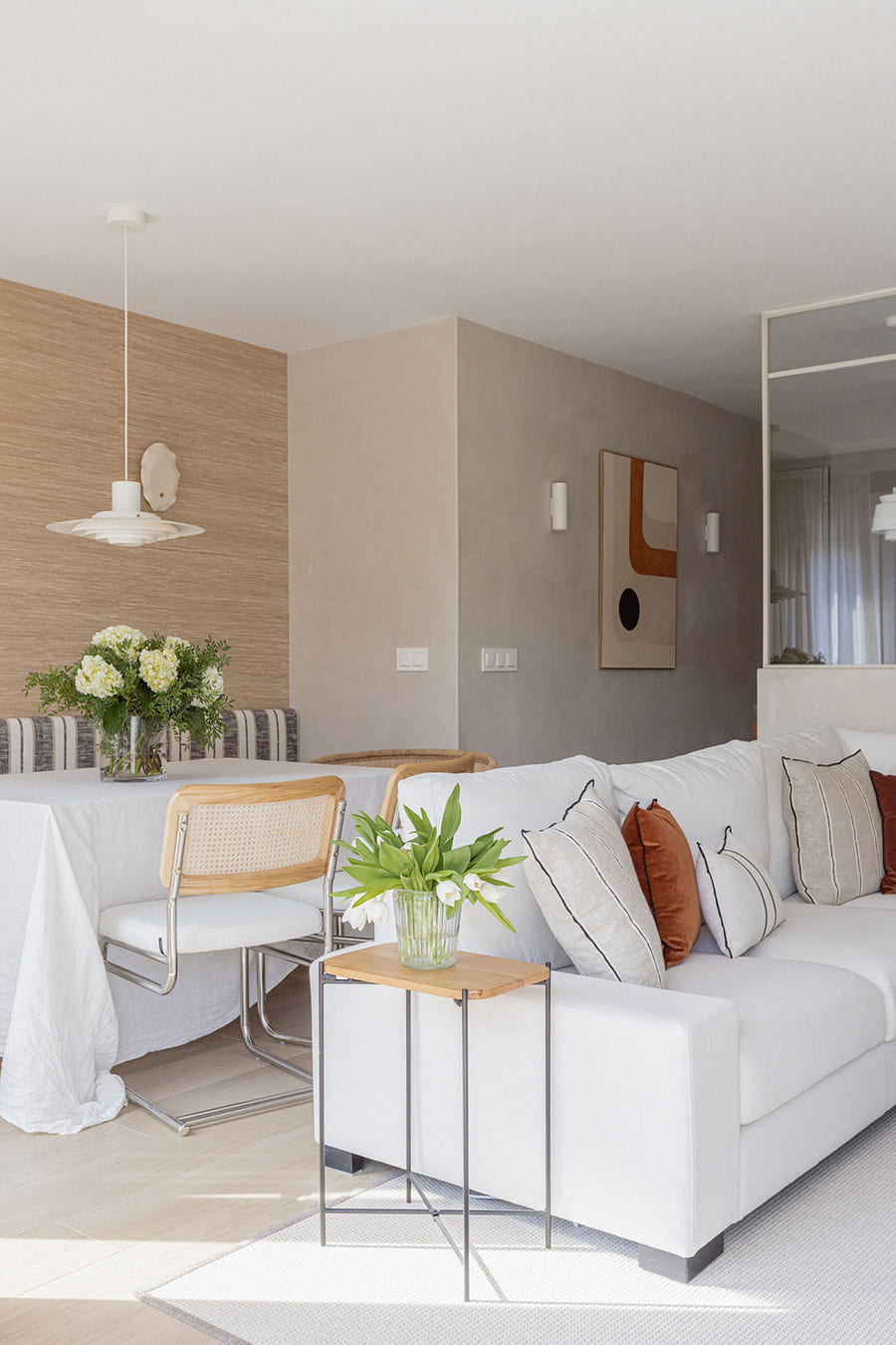Salón y comedor con diseño por Natalia Zubizarreta