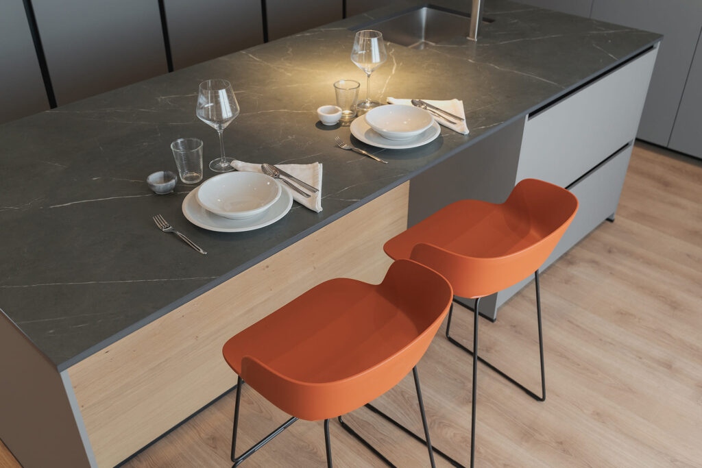 Kitchen island in grey and oak wood.