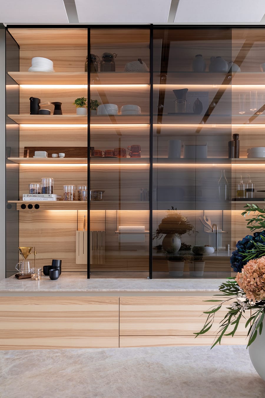 Santos display cabinet in Casa Decor in wood veneer and smoked glass.