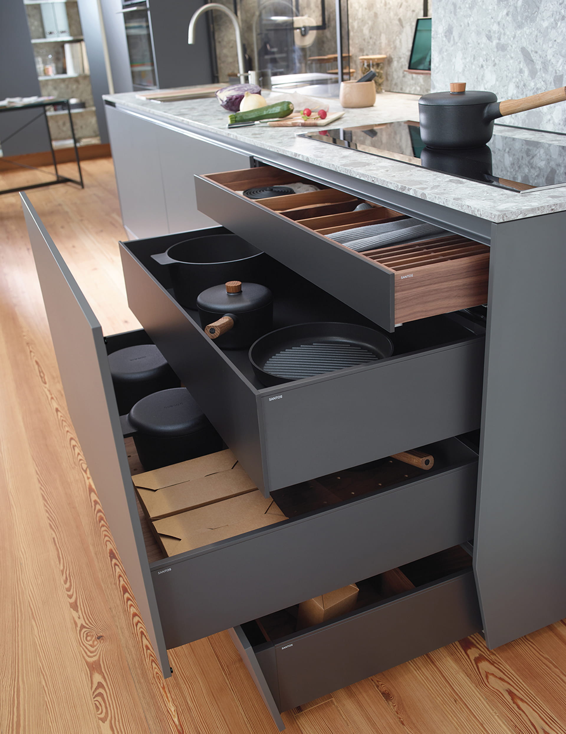 Cajón zócalo Santos en cocina lineal.