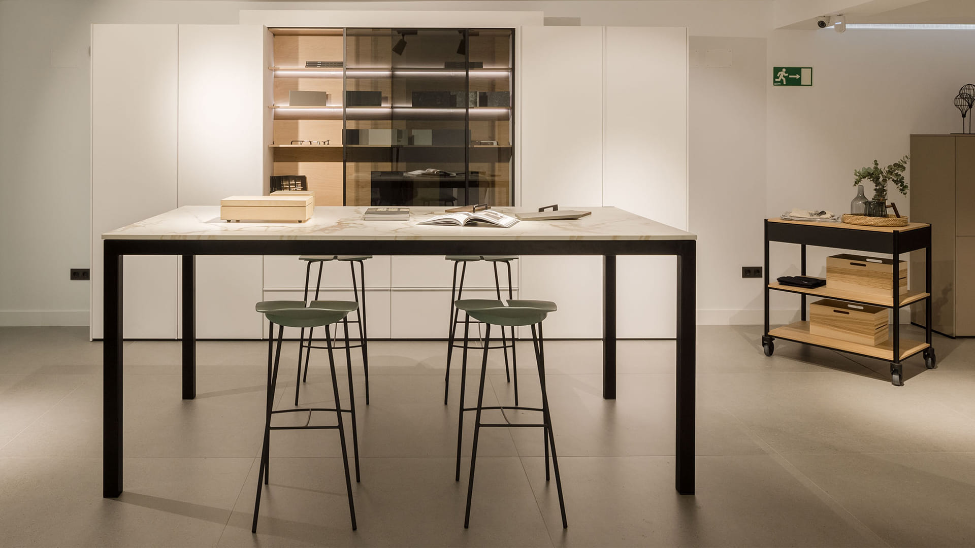 Witte Santos keuken met centrale tafel