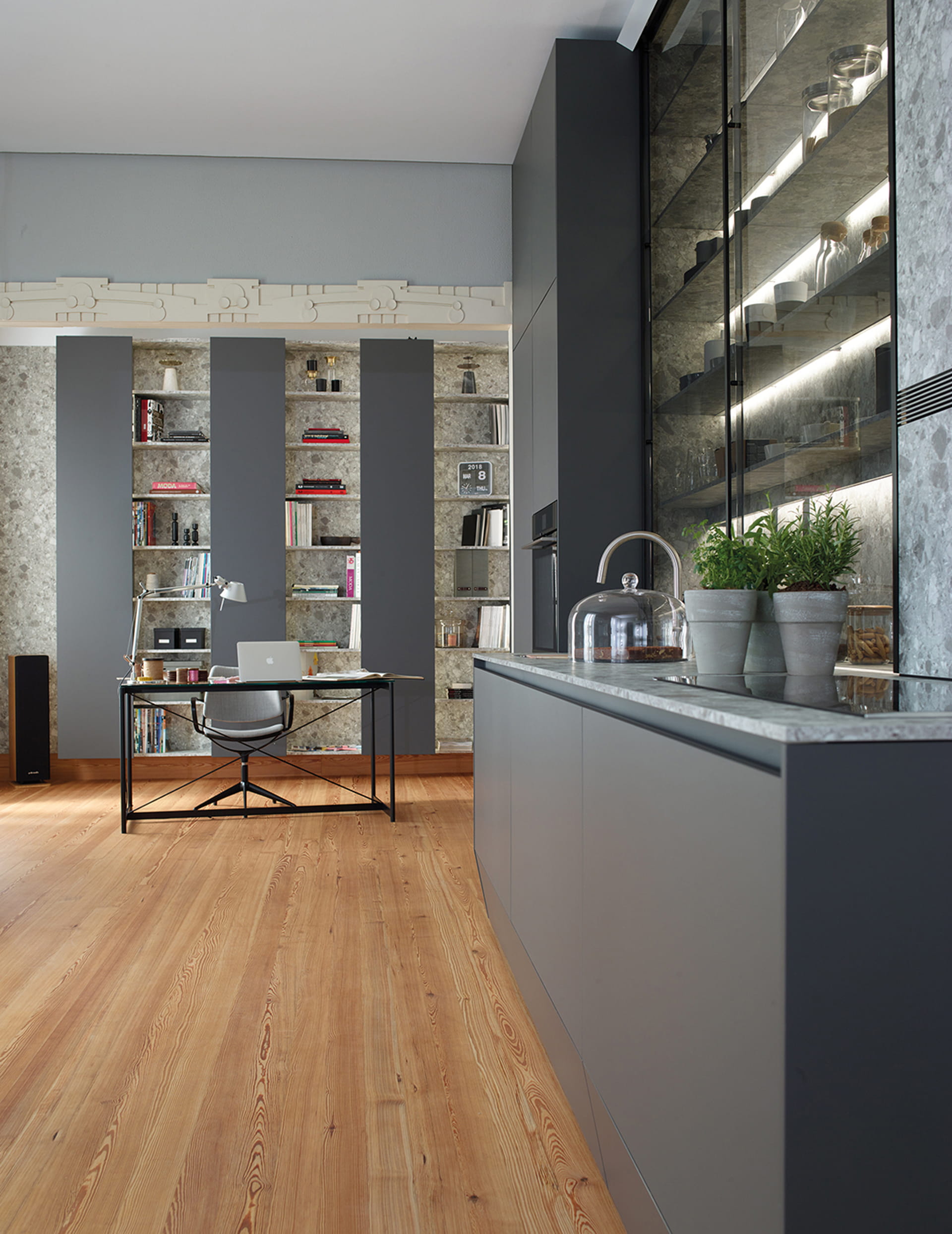 Cocina con vitrina y gran capacidad de almacenaje.