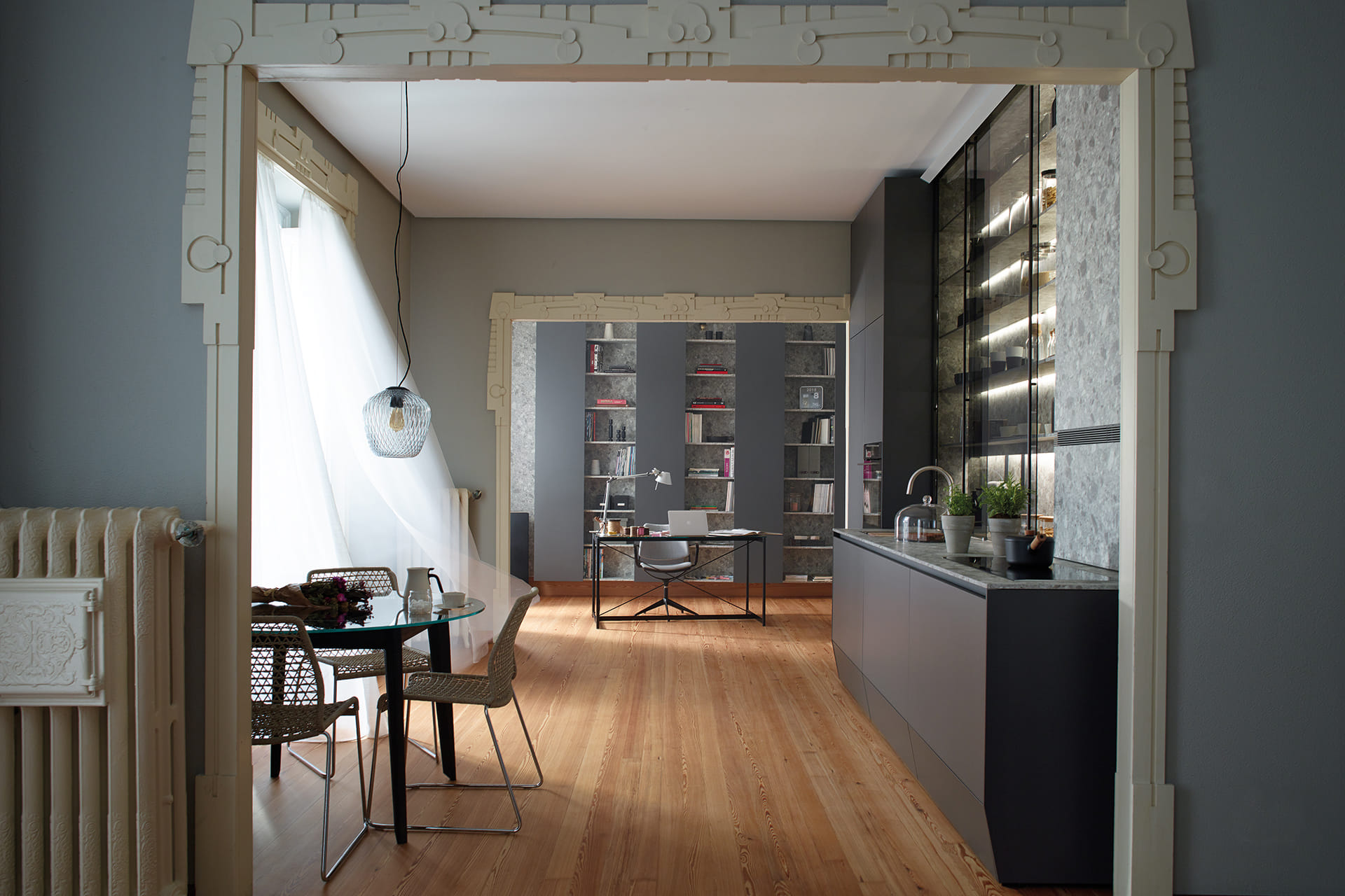 Cocina lineal abierta Santos con vitrina.