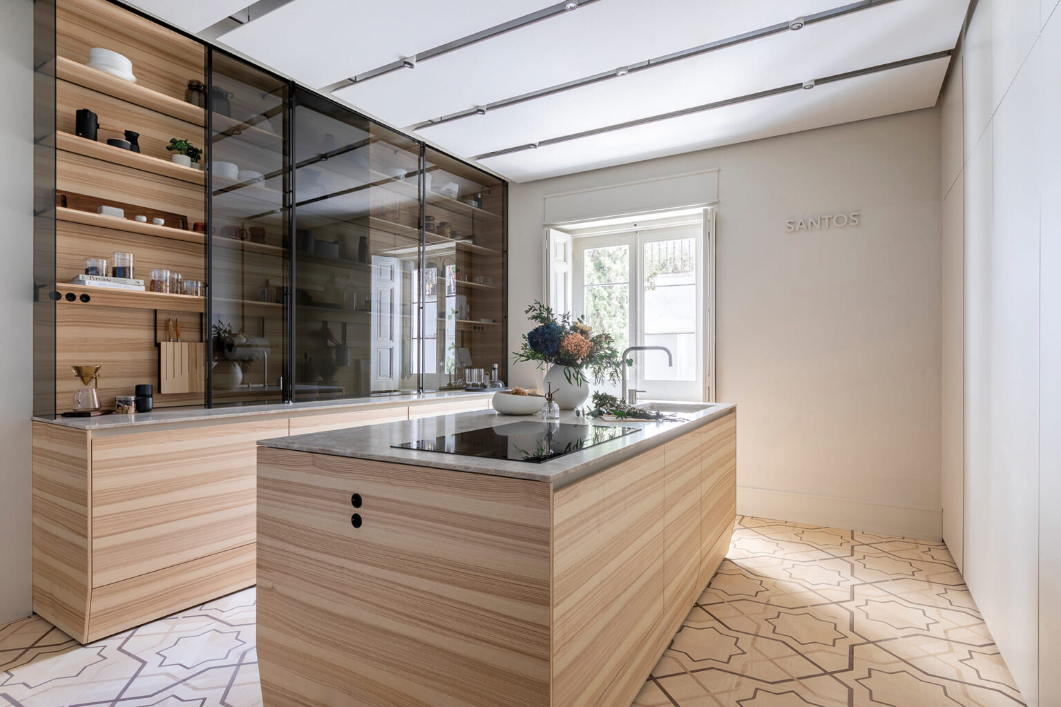 Cocina en madera con isla y vitrina Santos.