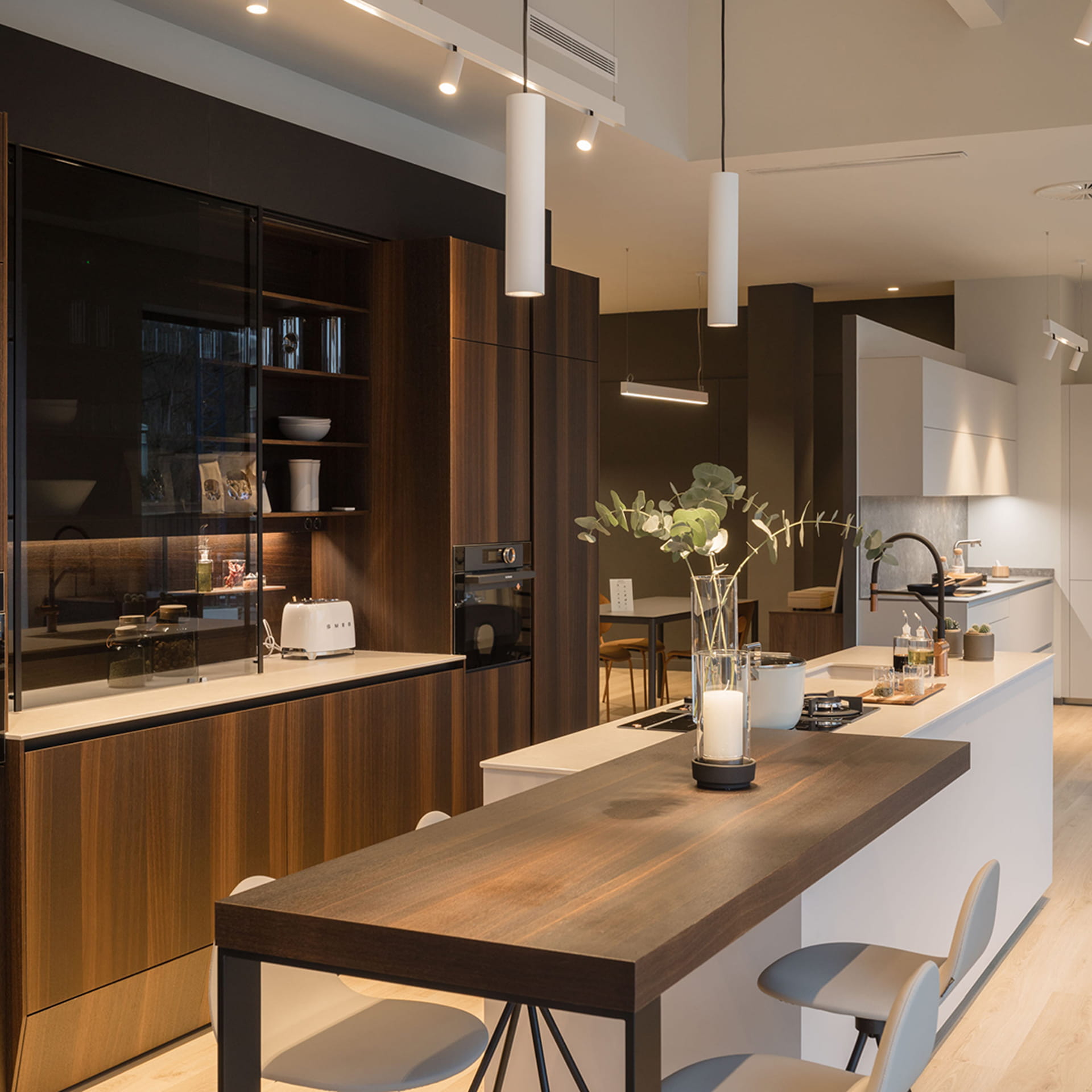 Santos keuken met eiland in wit en hout met ontbijttafel.