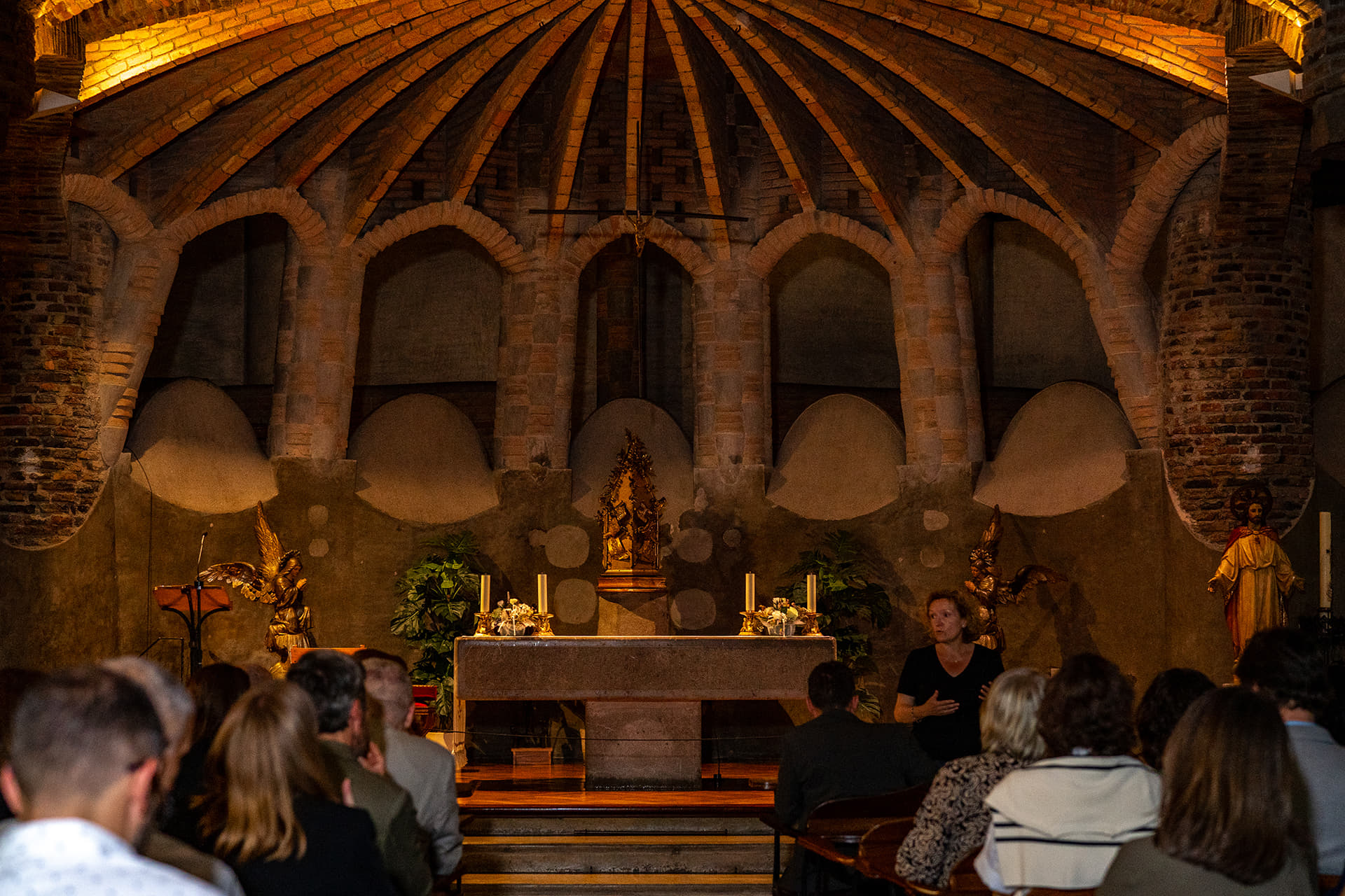 Altar da Cripta Gaudí em Barcelona.