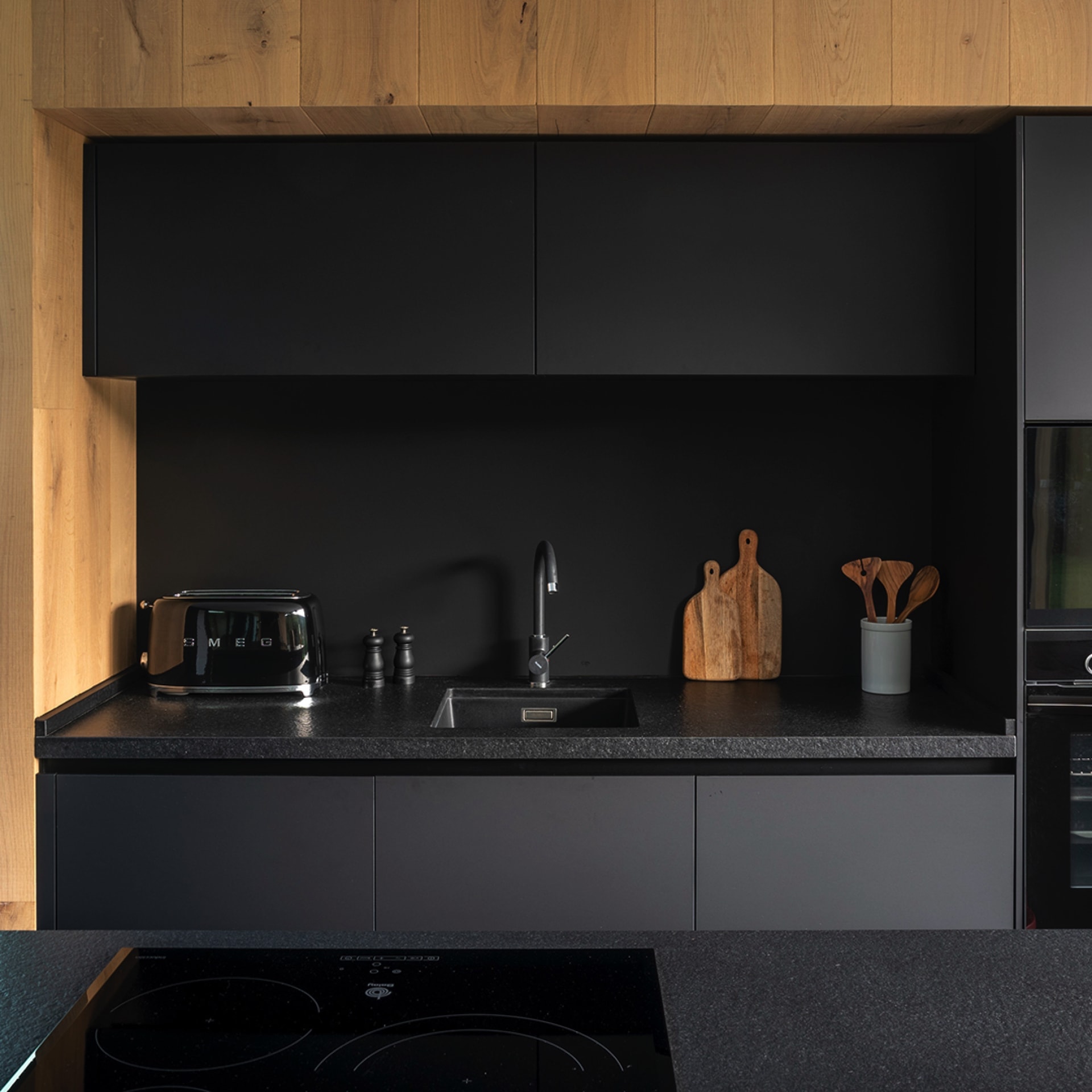 Cocina con estantes, gavetas y fregadero negro