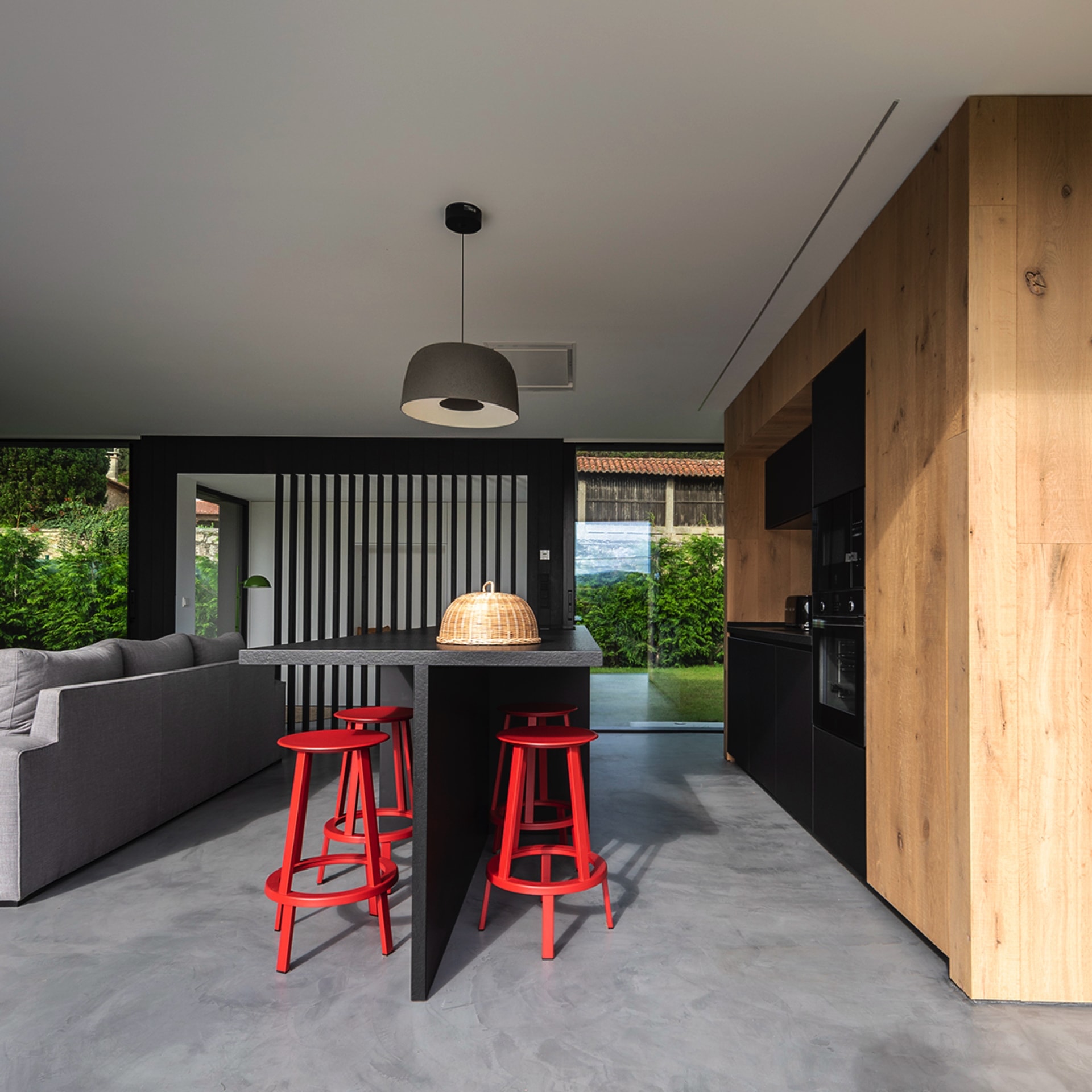 Cocina con isla y campana de techo