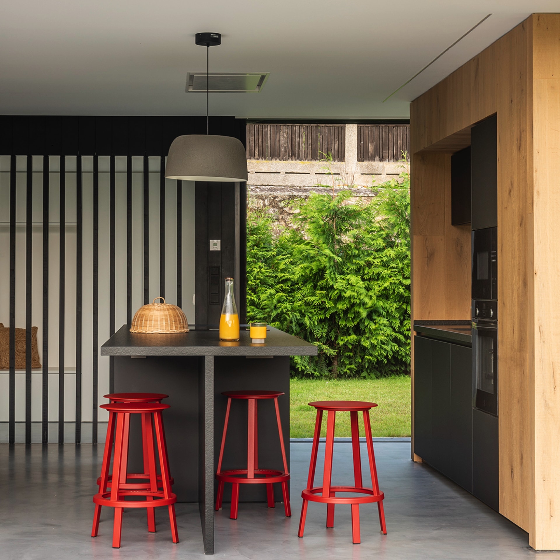 Cocina con mueble columna y armarios altos Santos