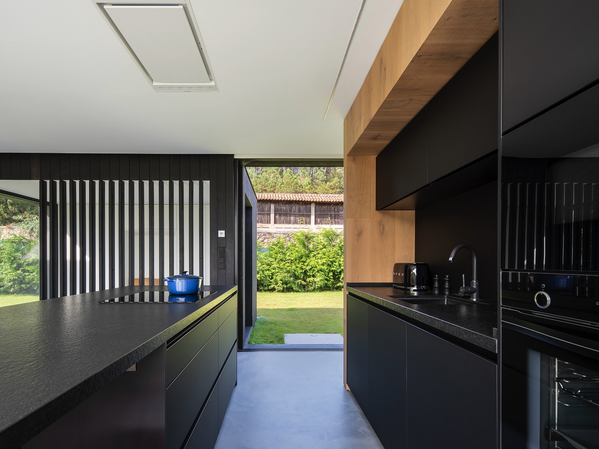 Cocina con puerta integrada al exterior