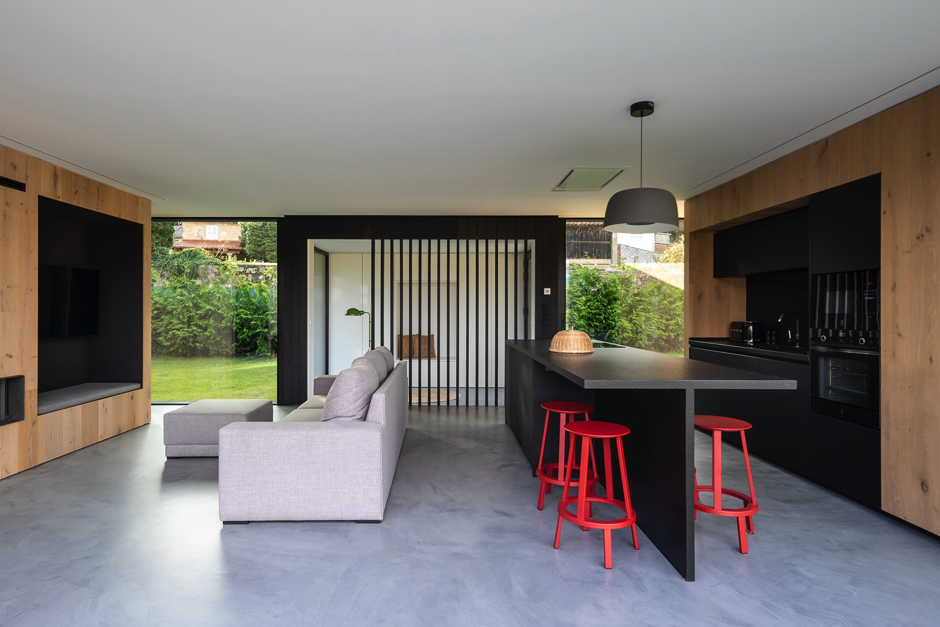 Cocina negra y madera abierta al salón Santos