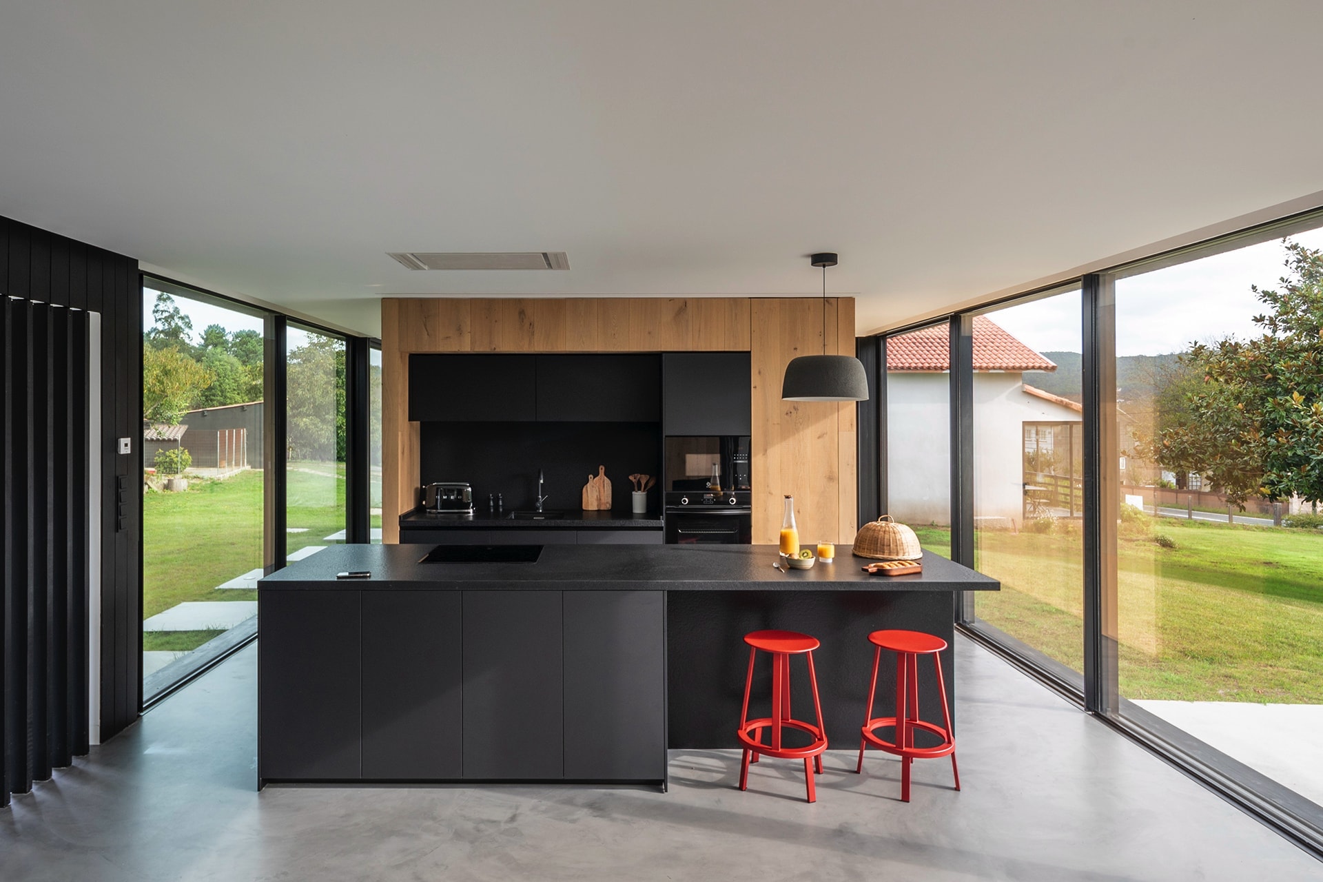 Cocina negra y madera con isla