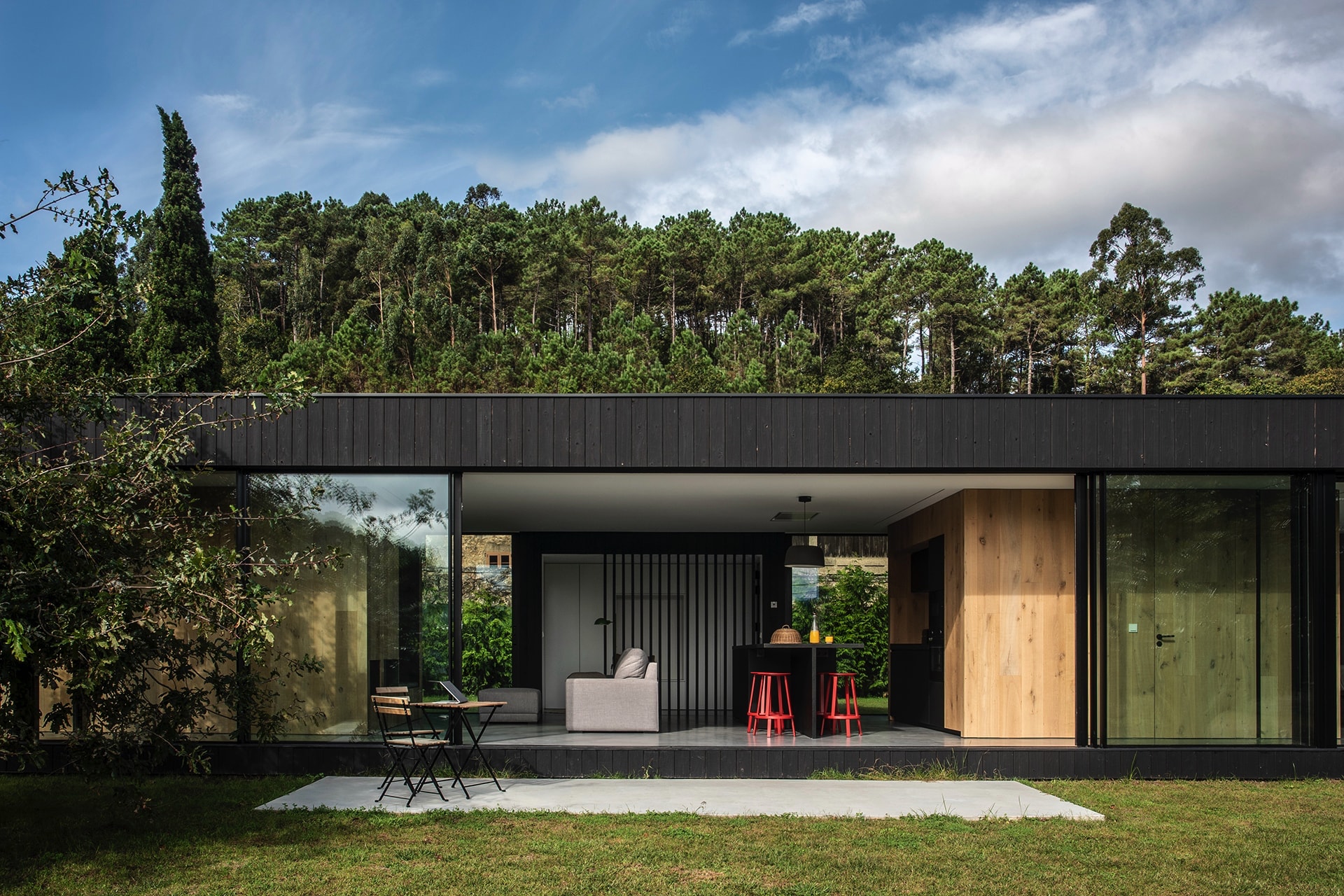 Cocina negra y madera integrada en vivienda moderna