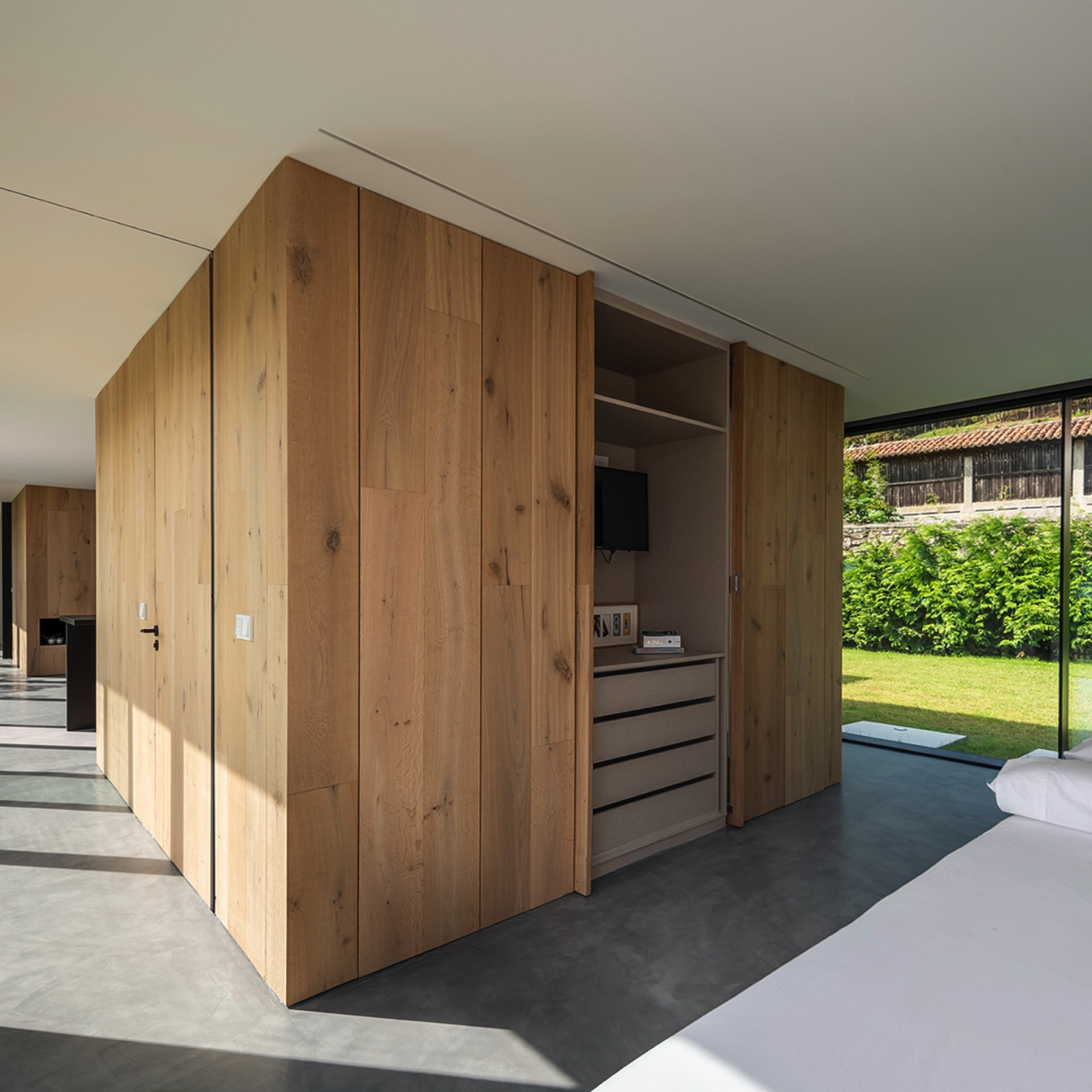 Dormitorio con armarios de madera