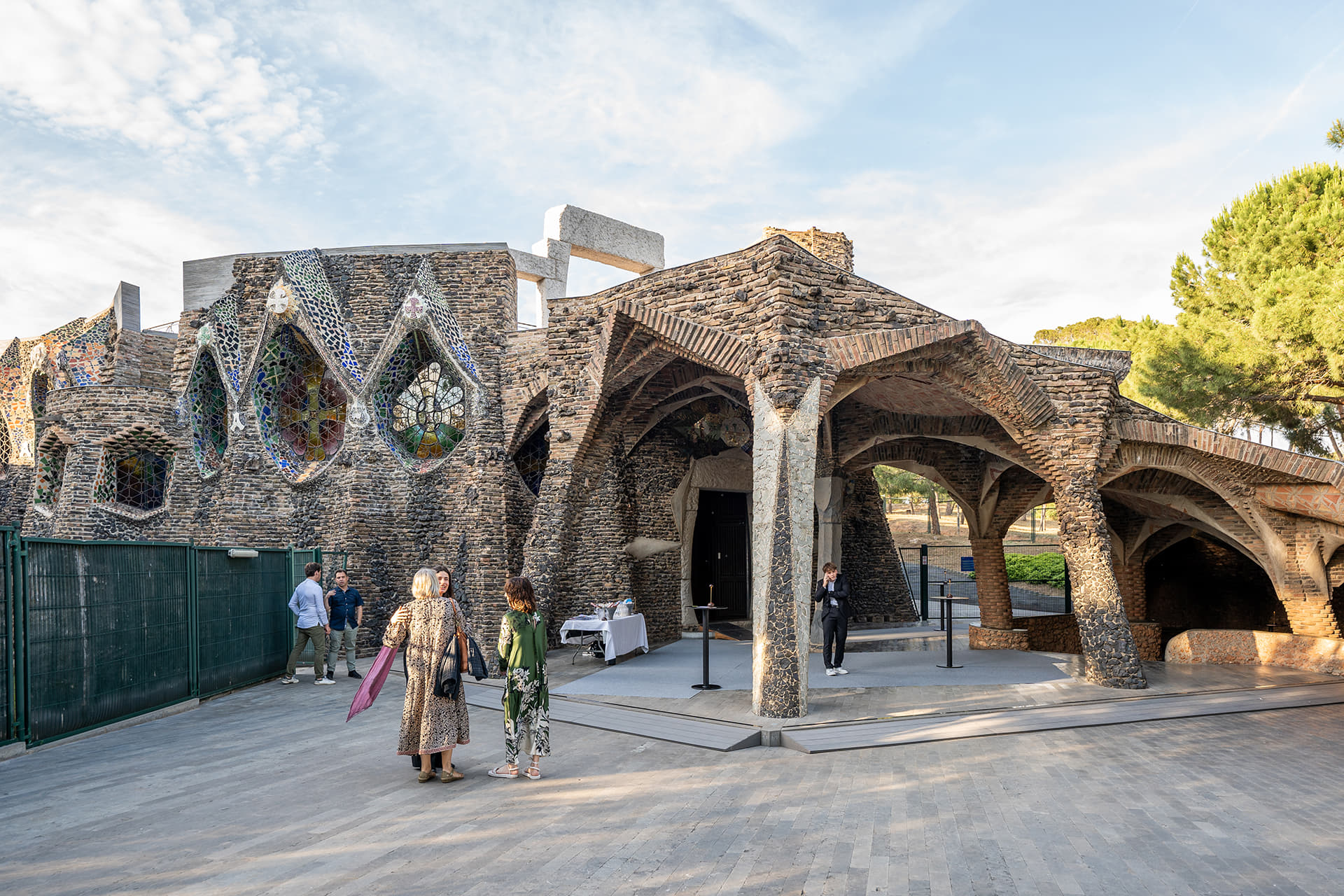 Exterior da Cripta Gaudí na Colonia Güell.