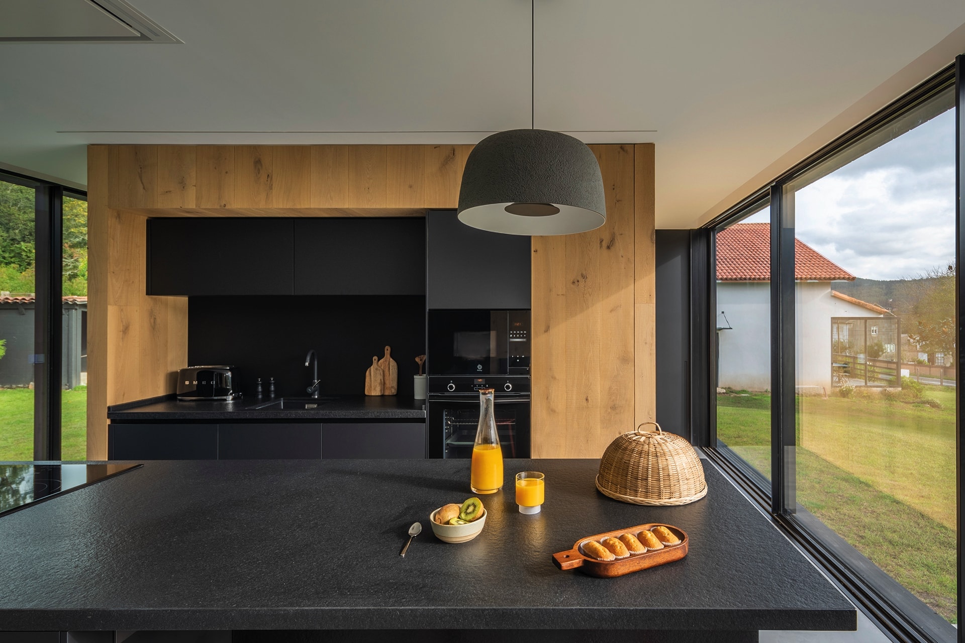 Mobiliario de cocina negra y madera