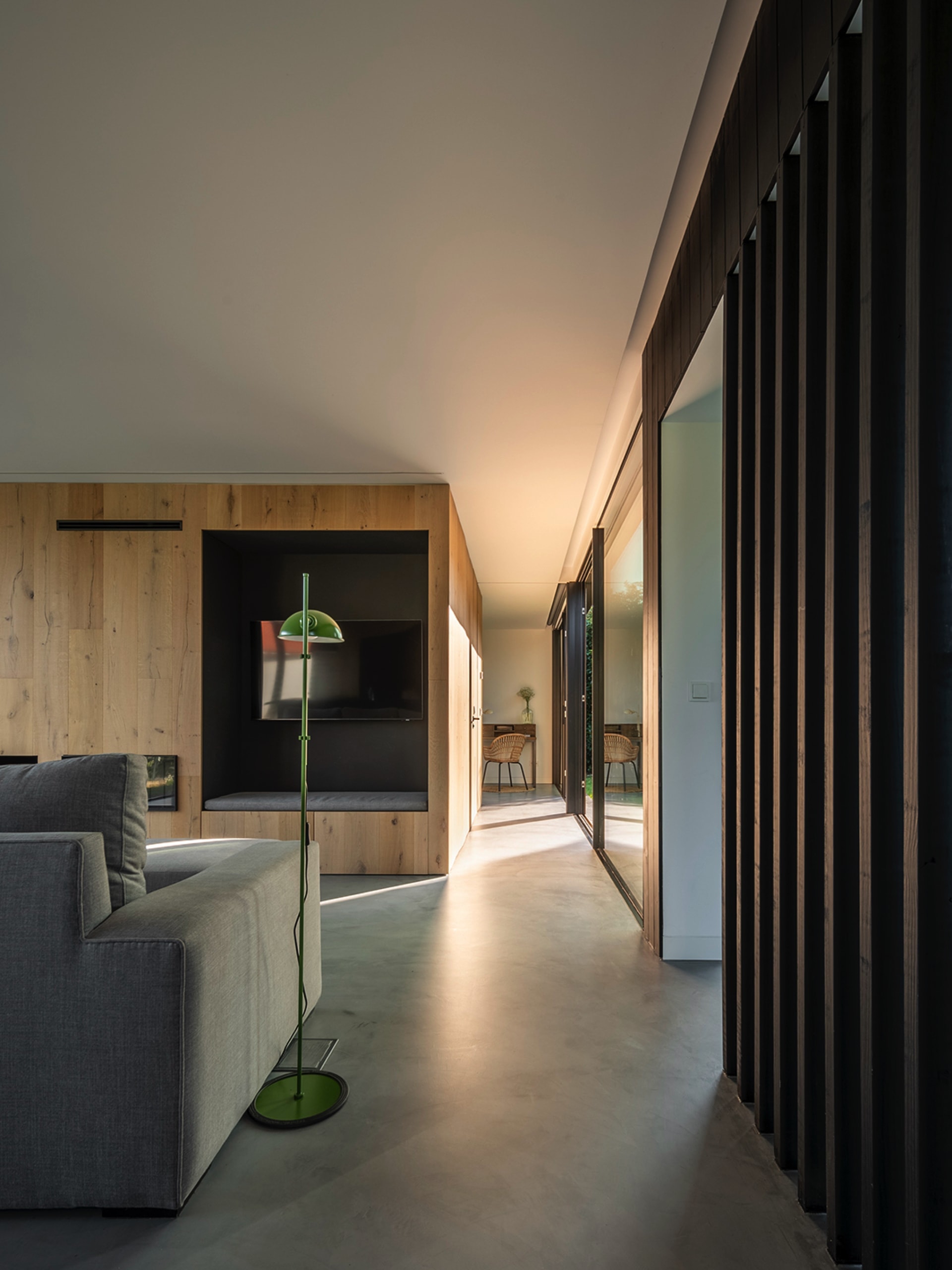 Pasillo de salón gris y madera