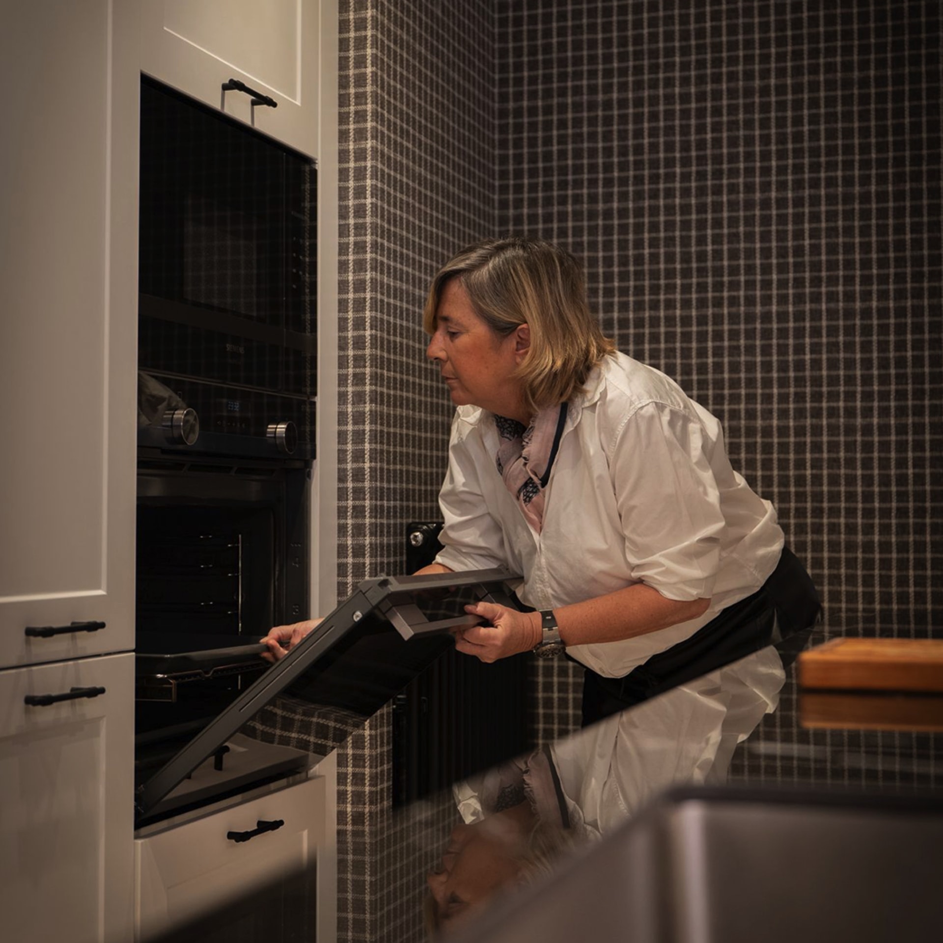 Begoña Susaeta using built-in oven