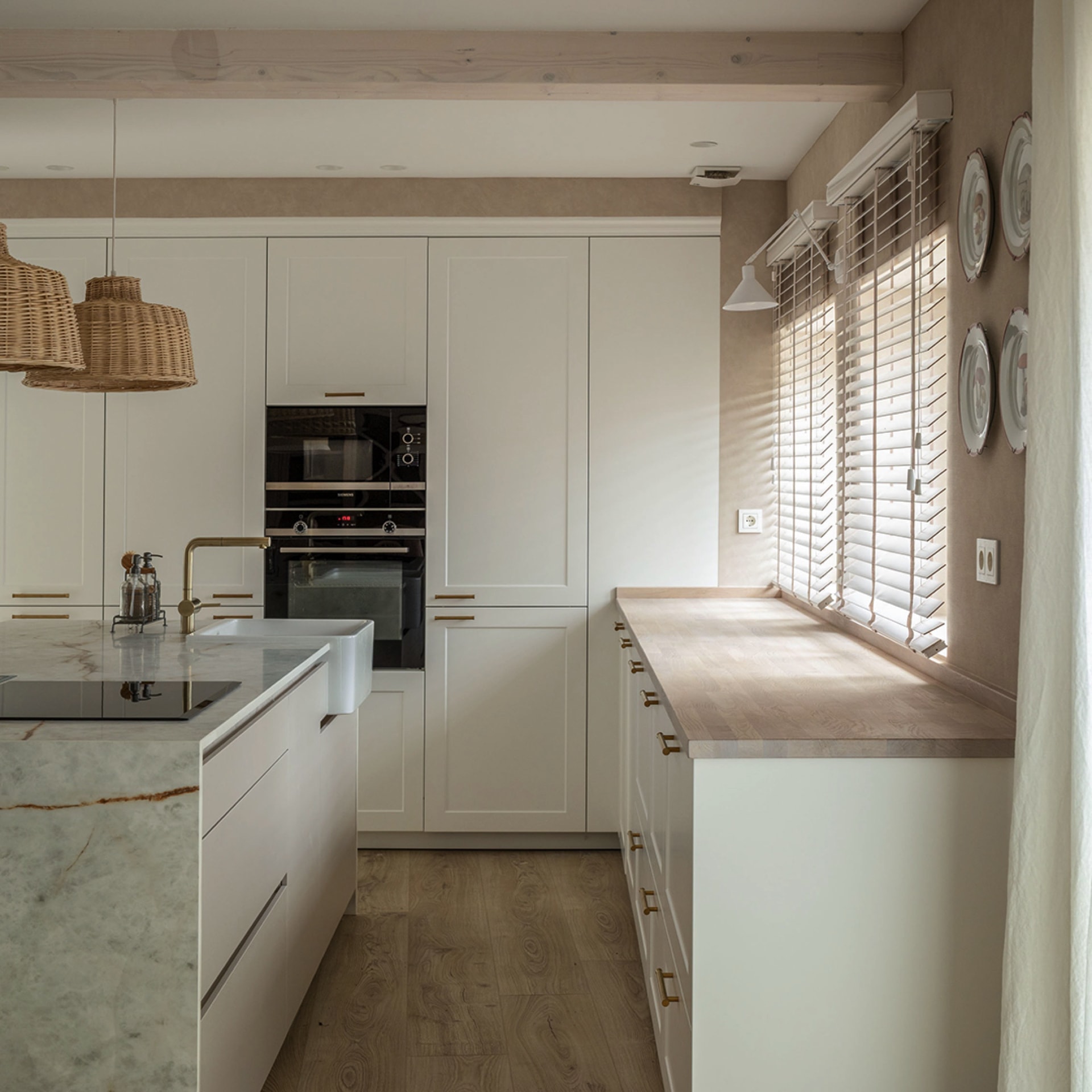 L-shaped Santos kitchen with island.