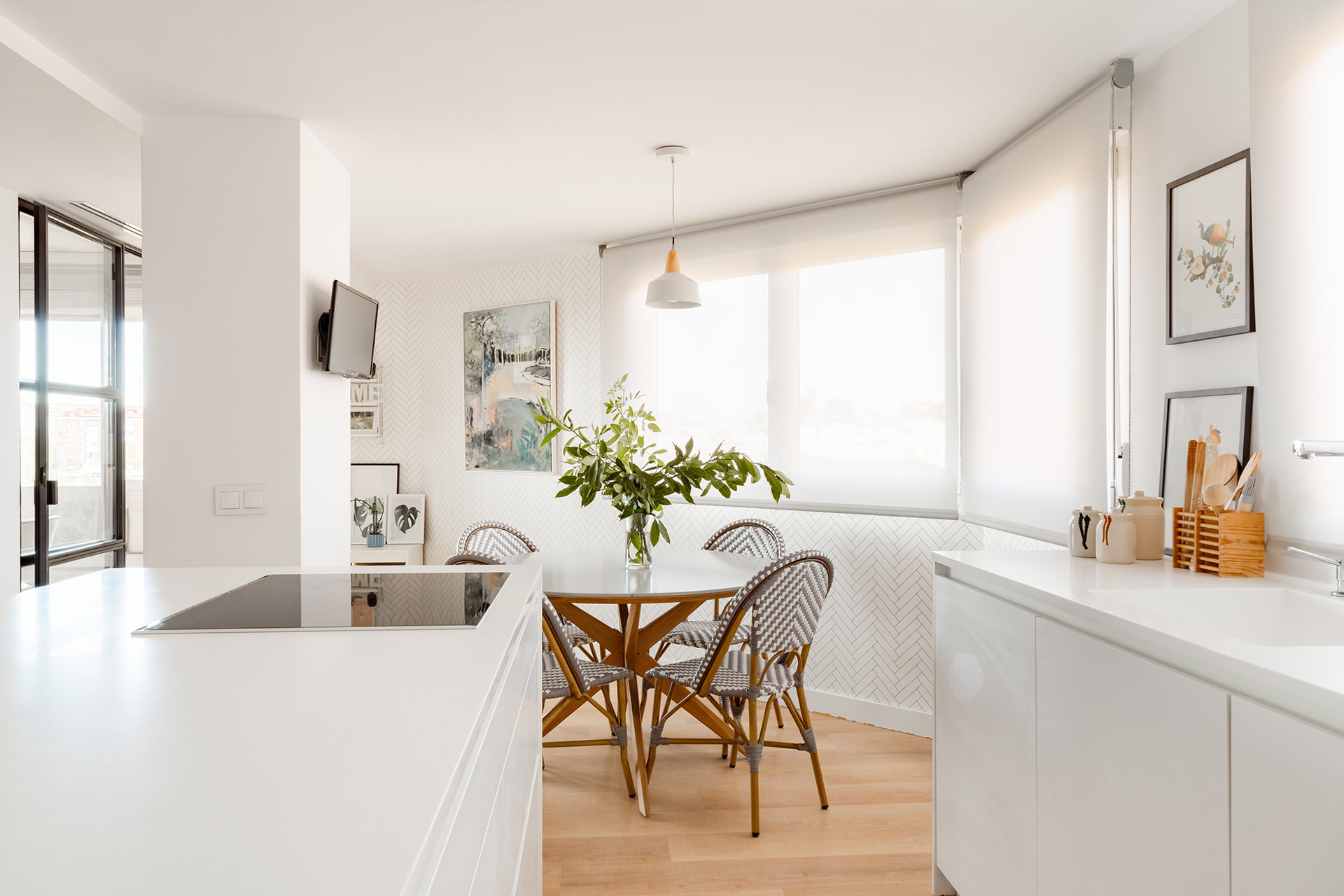 Cozinha Santos branca com ilha central, zona de cocção e zona de lavagem