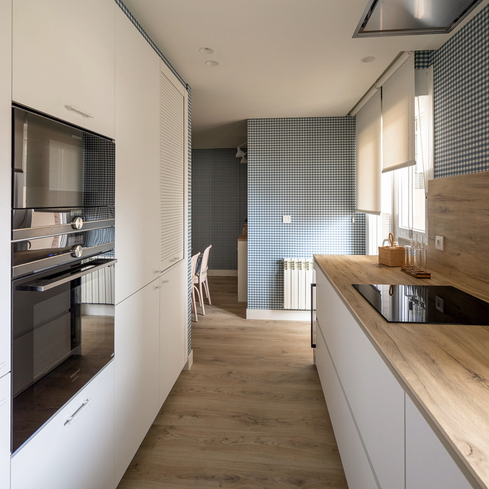 Narrow, parallel Santos kitchen.
