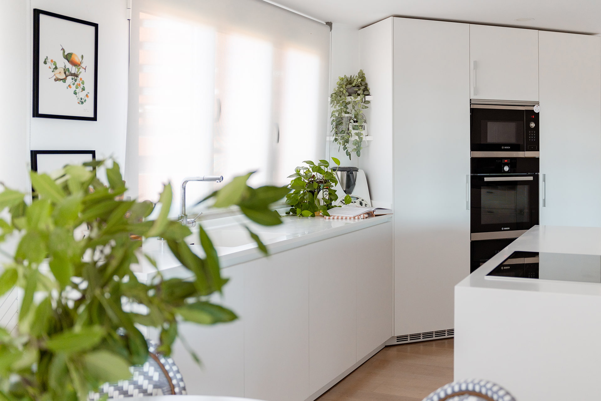 Lichte Santos keuken met centraal eiland en witte meubels