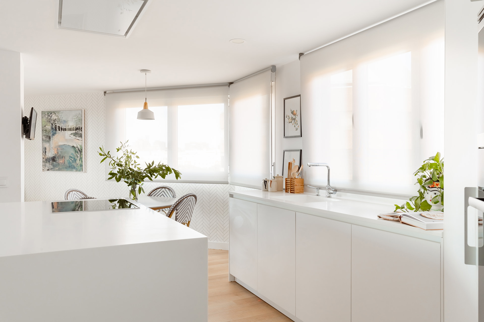Cozinha Santos luminosa com ilha central em Branco Sapporo Seda