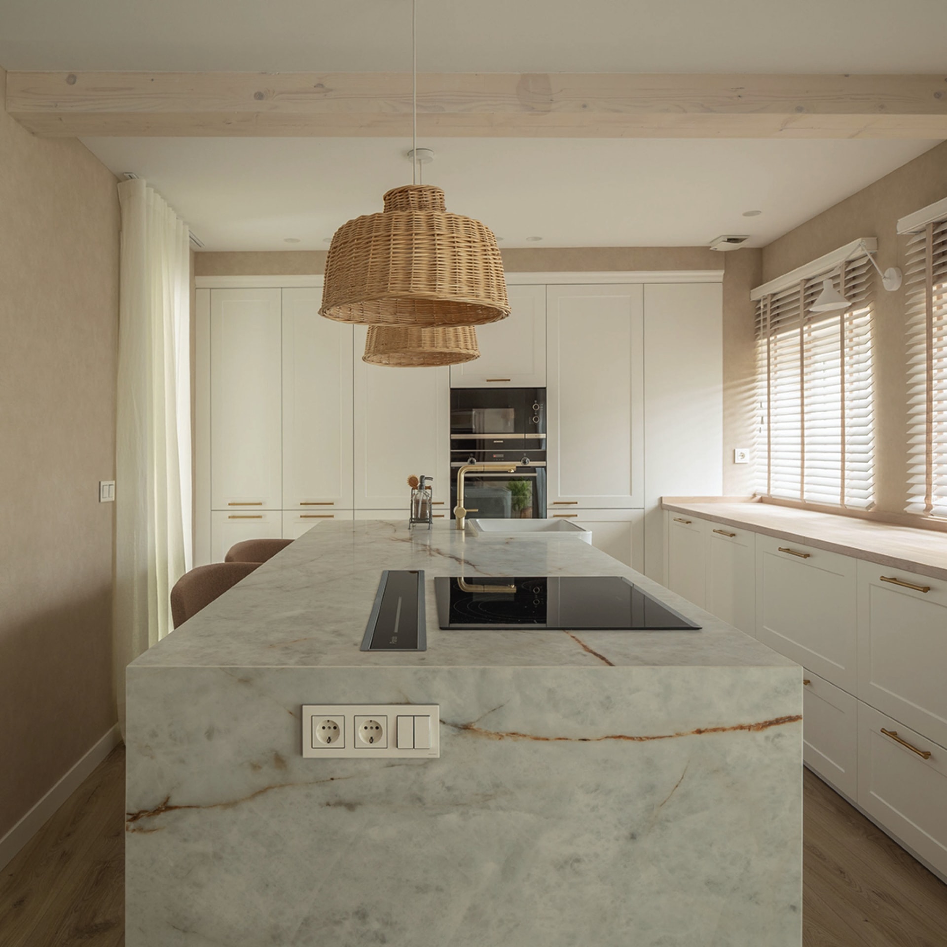 Island with socket, hanging lamps and white.