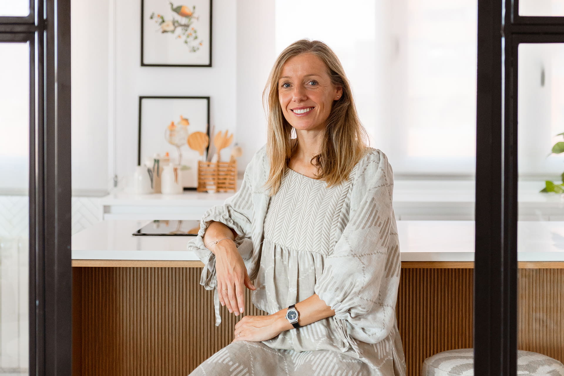 Mónica Diago, arquiteta, na sua cozinha Santos branca com ilha central