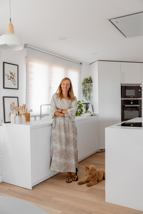 Mónica Diago na sua cozinha Santos com ilha central e móveis em Branco Sapporo Seda