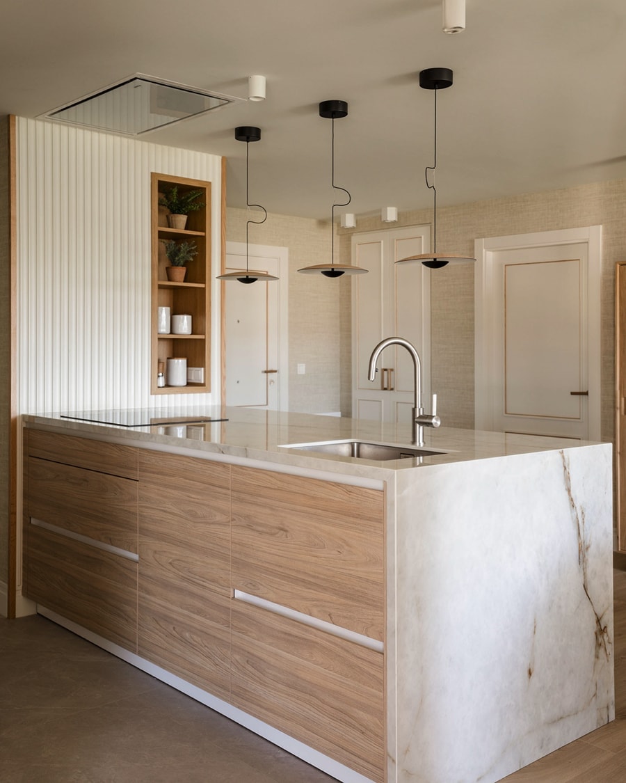 Peninsula with sink and ceramic hob, white and wood.