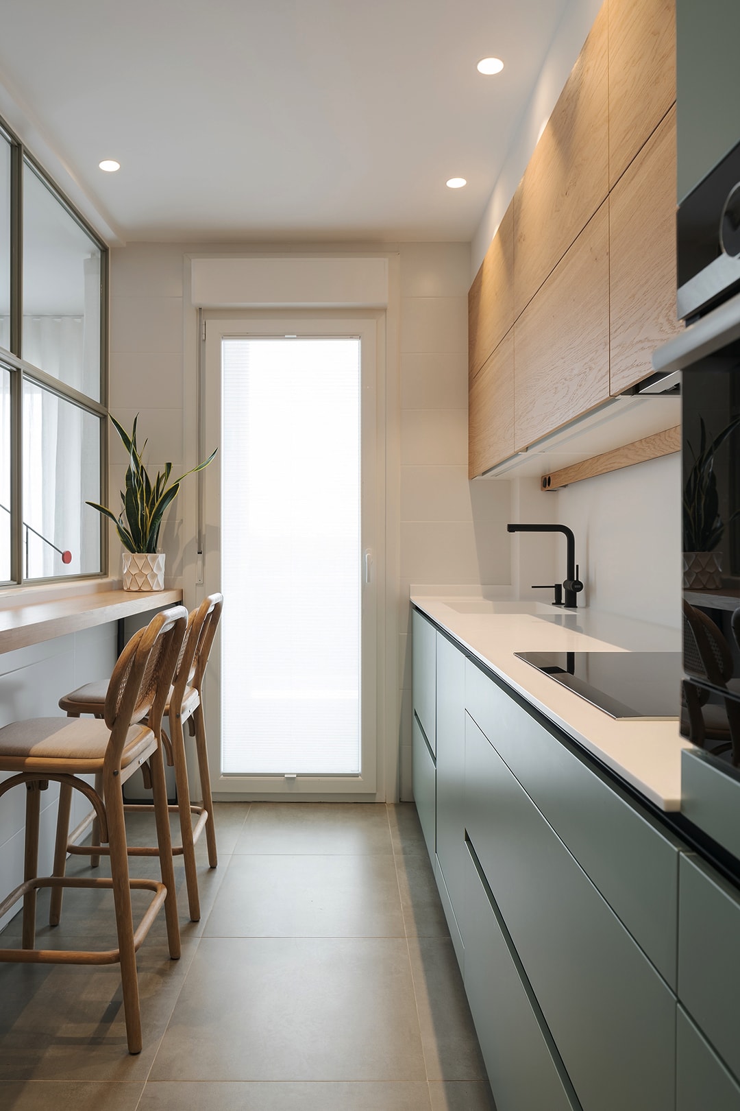 Santos keuken in Saliegroen met ontbijtbar van eikenhout.