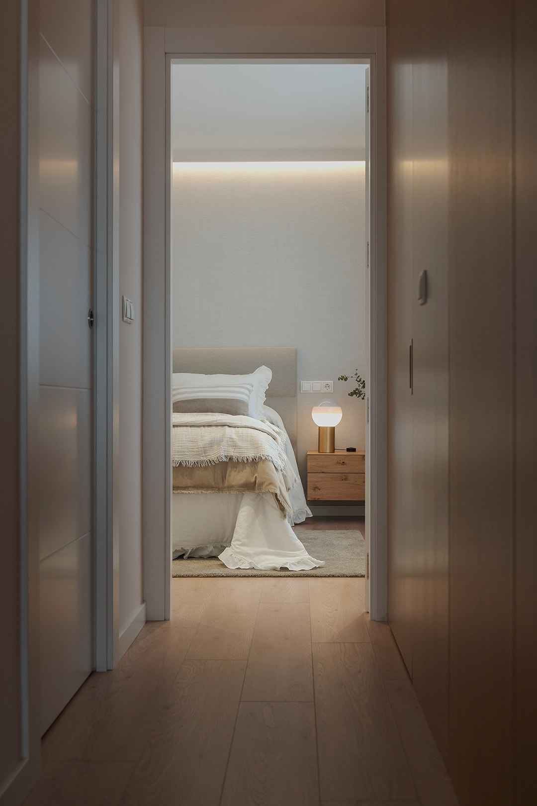 Verbouwde slaapkamer op de bovenverdieping met een groen en houten Santos keuken.
