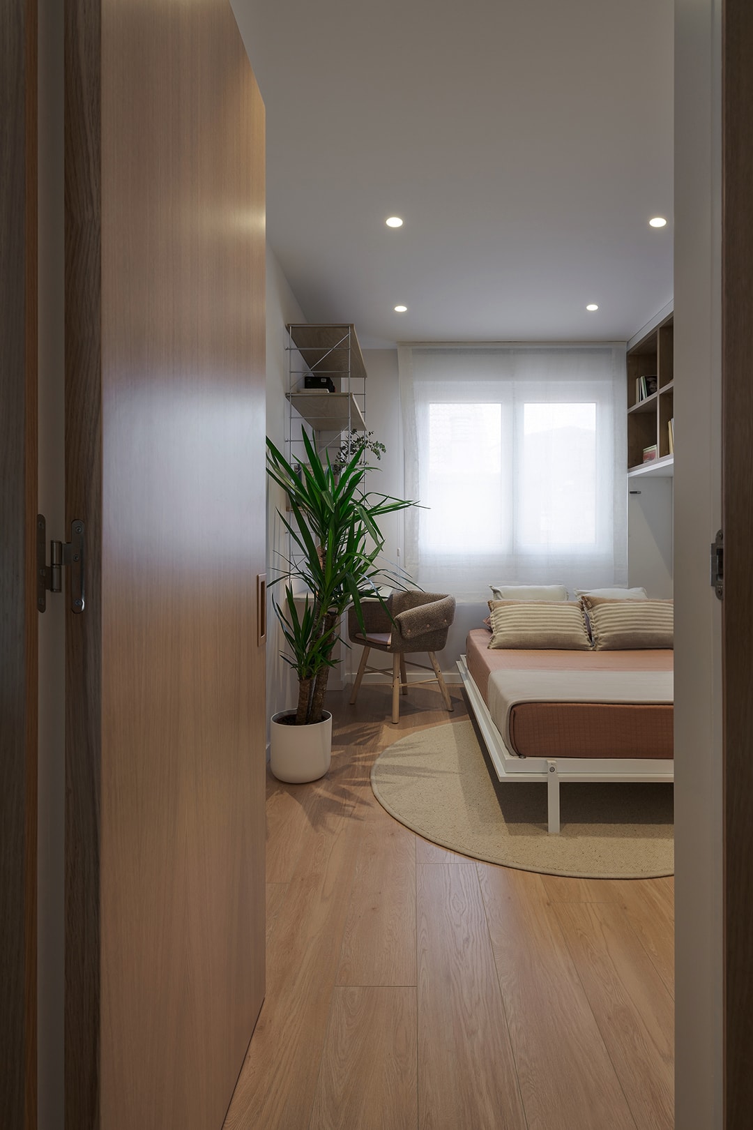 Interieur van een verbouwde slaapkamer op de bovenverdieping die een Santos keuken in het daggedeelte herbergt.