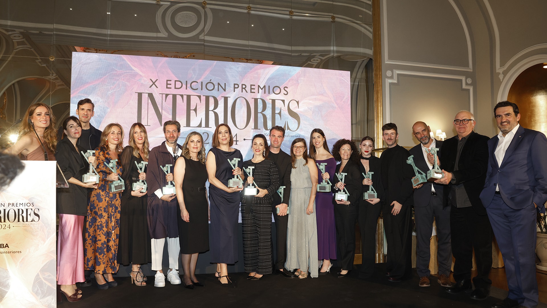 Foto van de prijswinnaars tijdens de Xe editie van de Premios Interiores