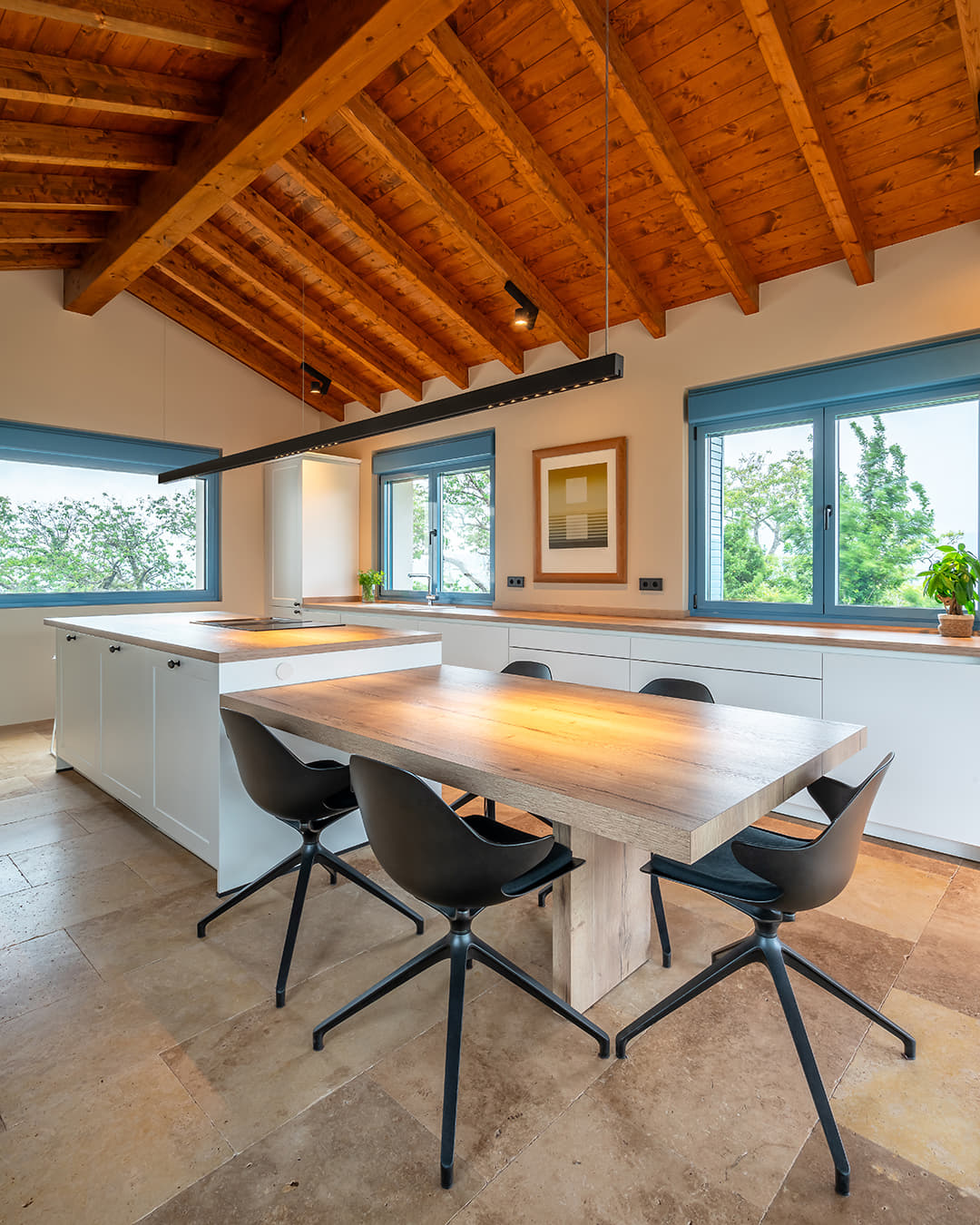 Witte Santos keuken met eiland en tafel