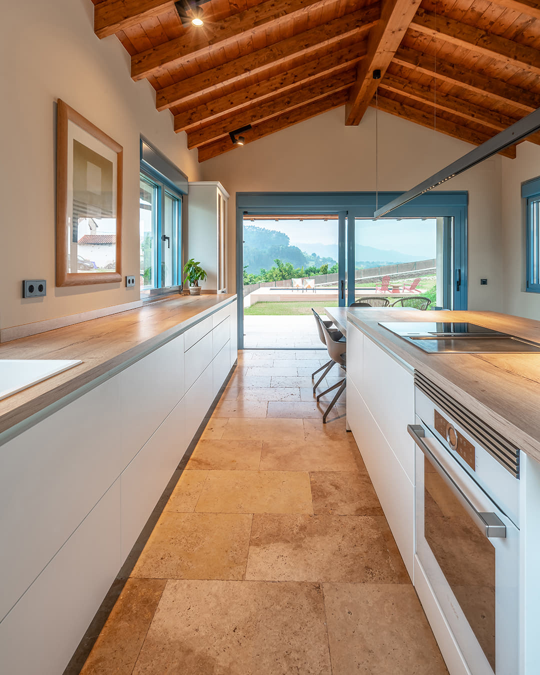 Cuisine blanc soie avec plan de travail en bois