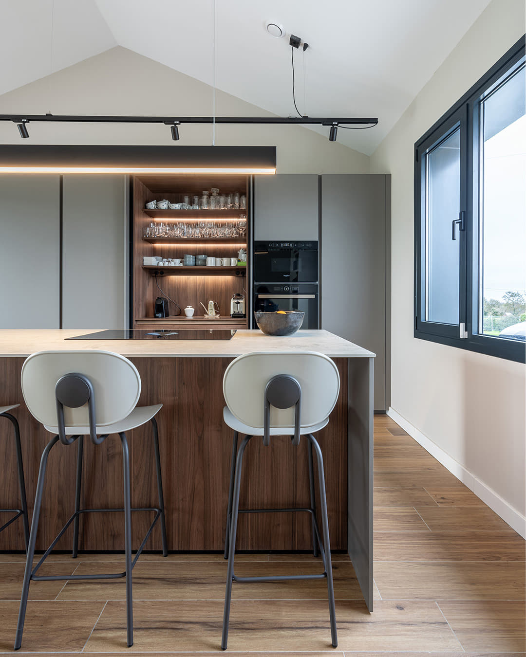 Cuisine grise avec meubles colonnes