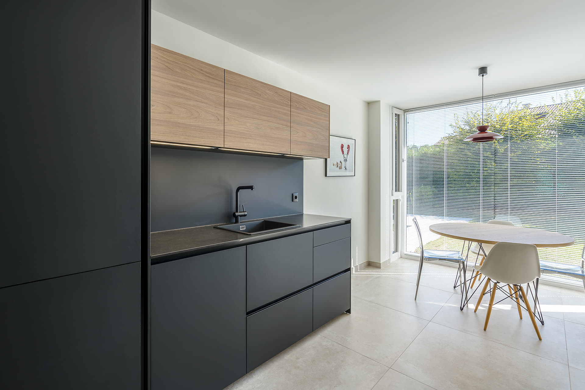 Cuisine noire en parallèle avec table