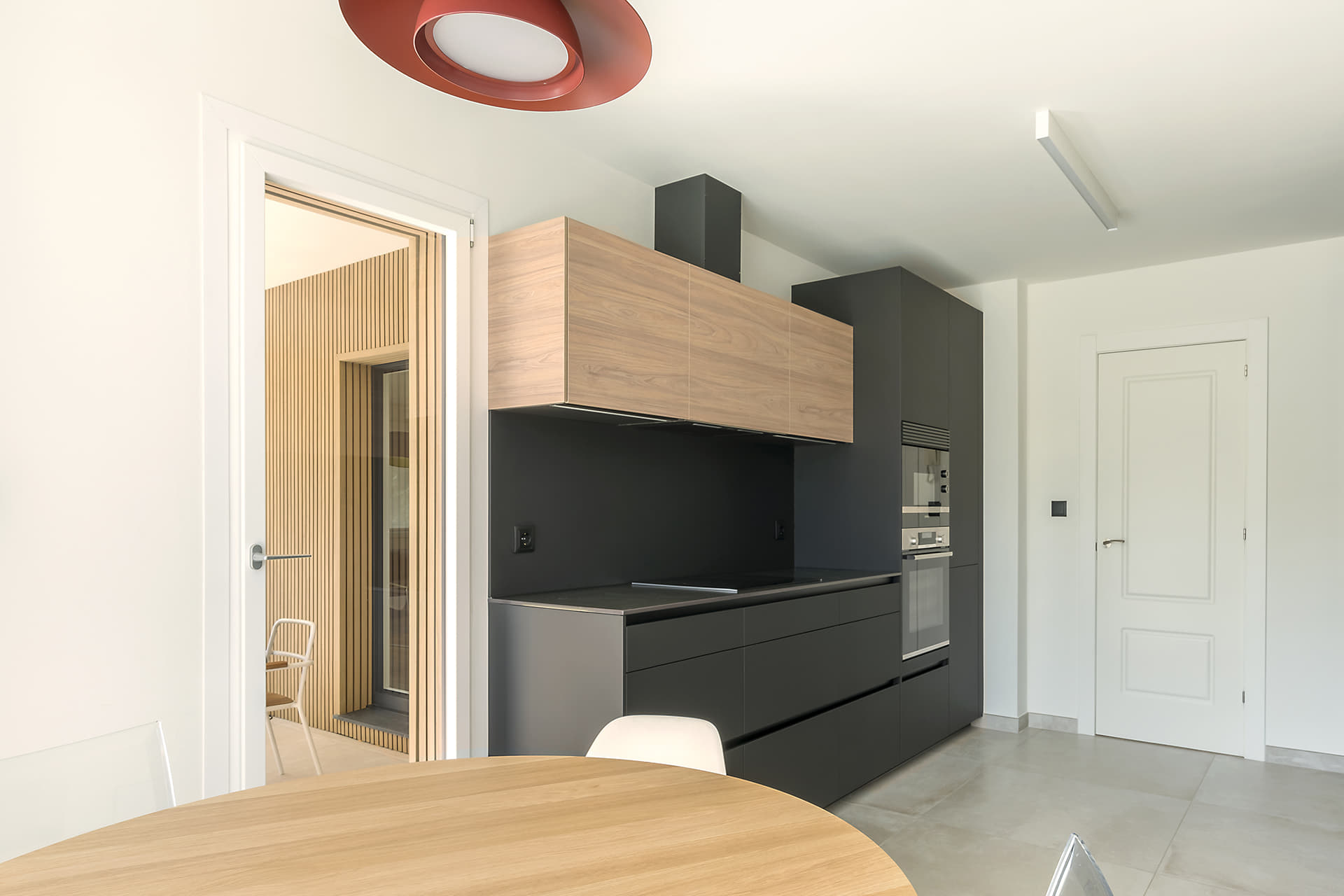 Cuisine Santos noire et bois avec office