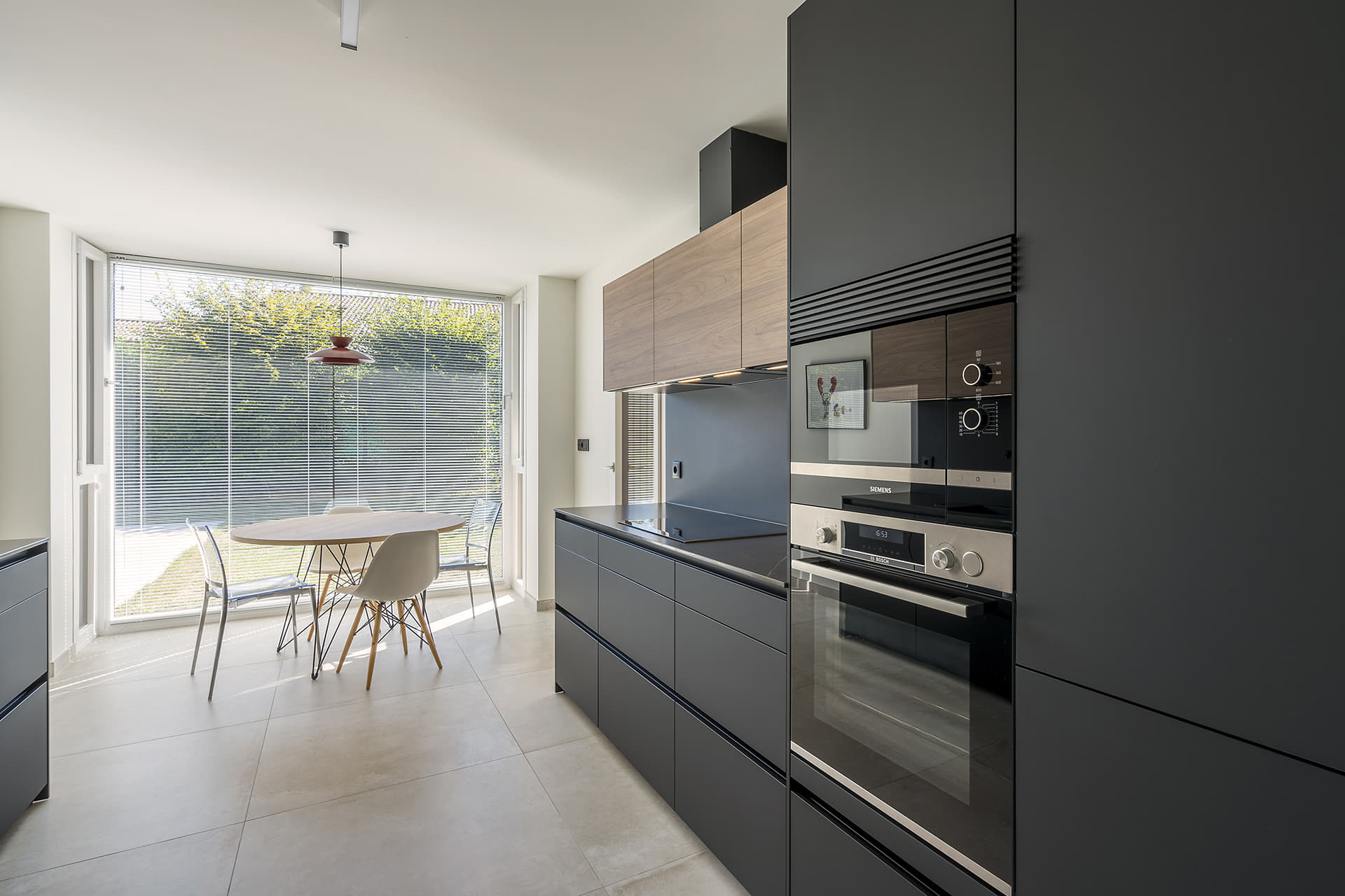 Cuisine noire et bois avec table centrale