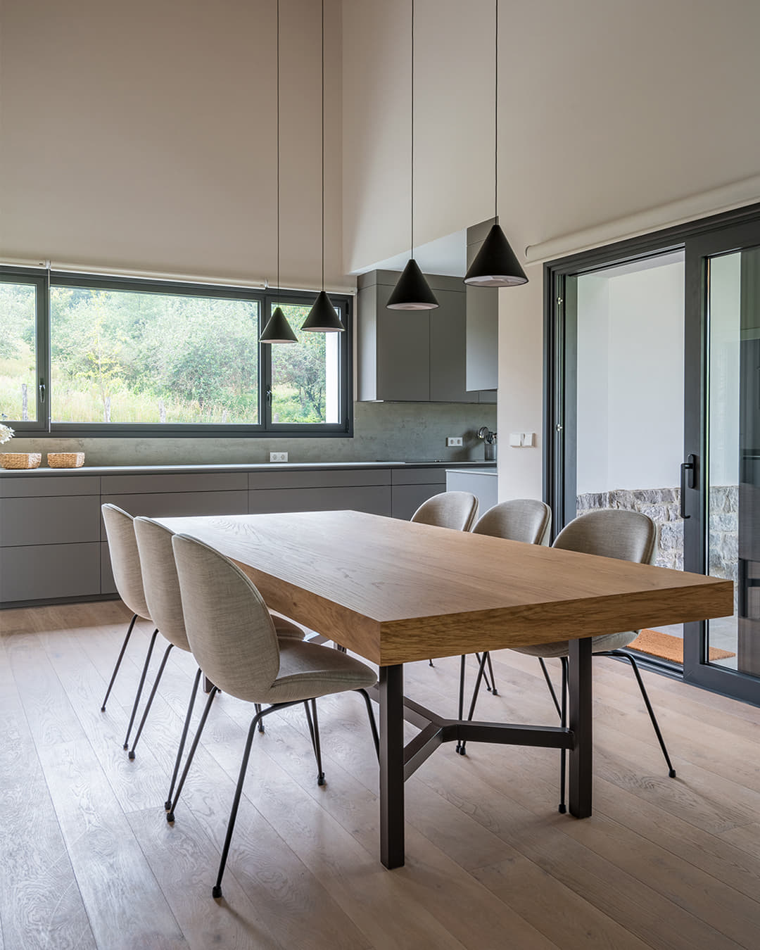 Table centrale en bois dans une cuisine grise