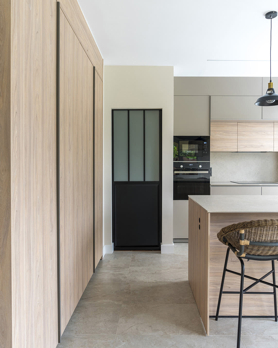 Meubles de cuisine hauts et bas dans une cuisine grise et bois