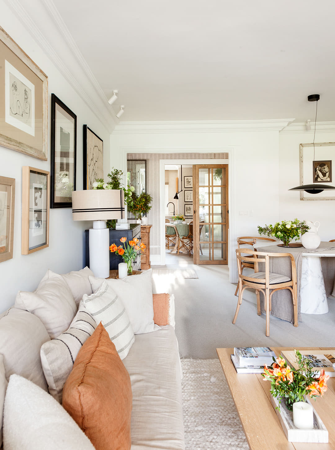 Sala de estar em branco e madeira casa Natalia Zubizarreta