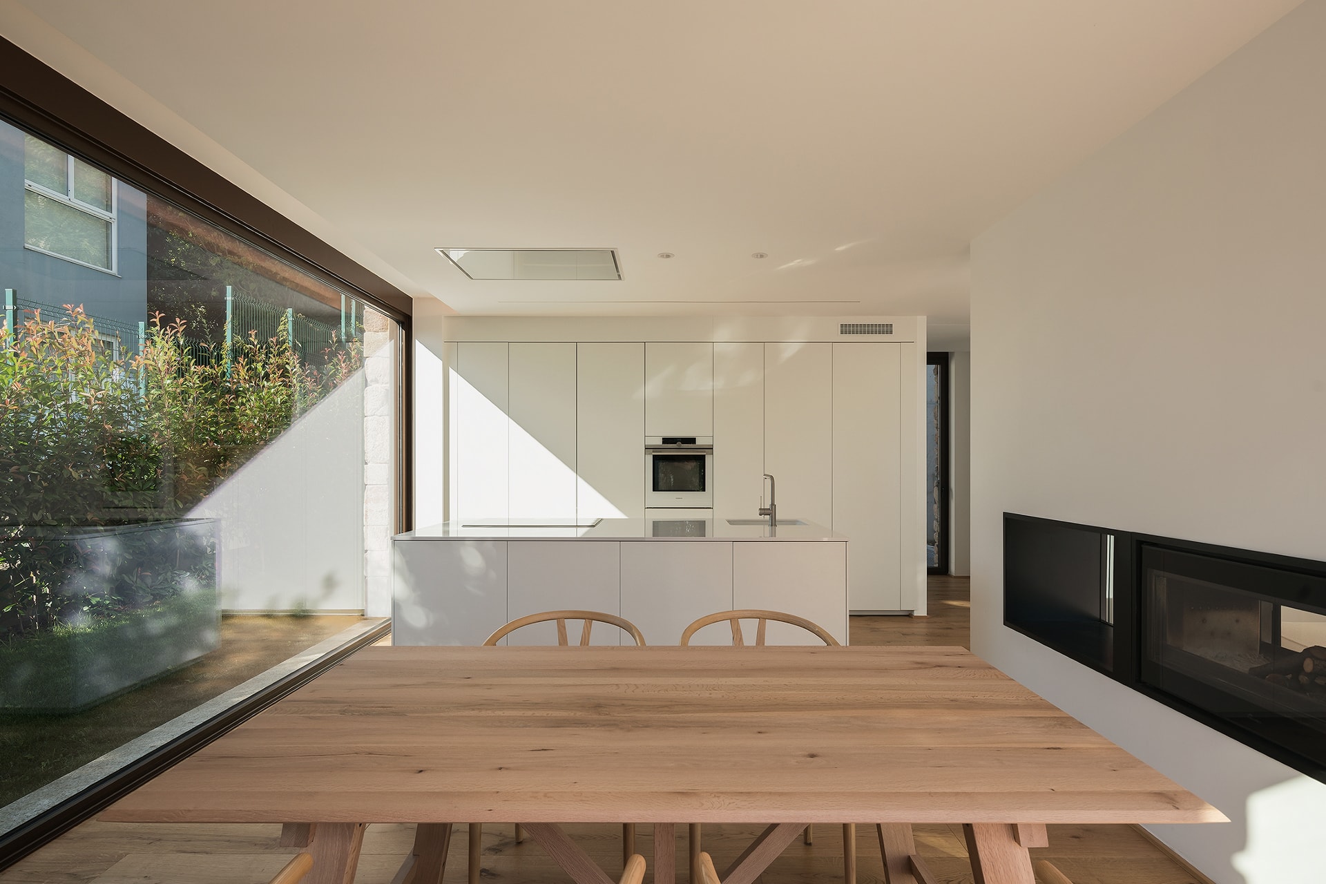 Cocina abierta al comedor con muebles en Blanco Seff.