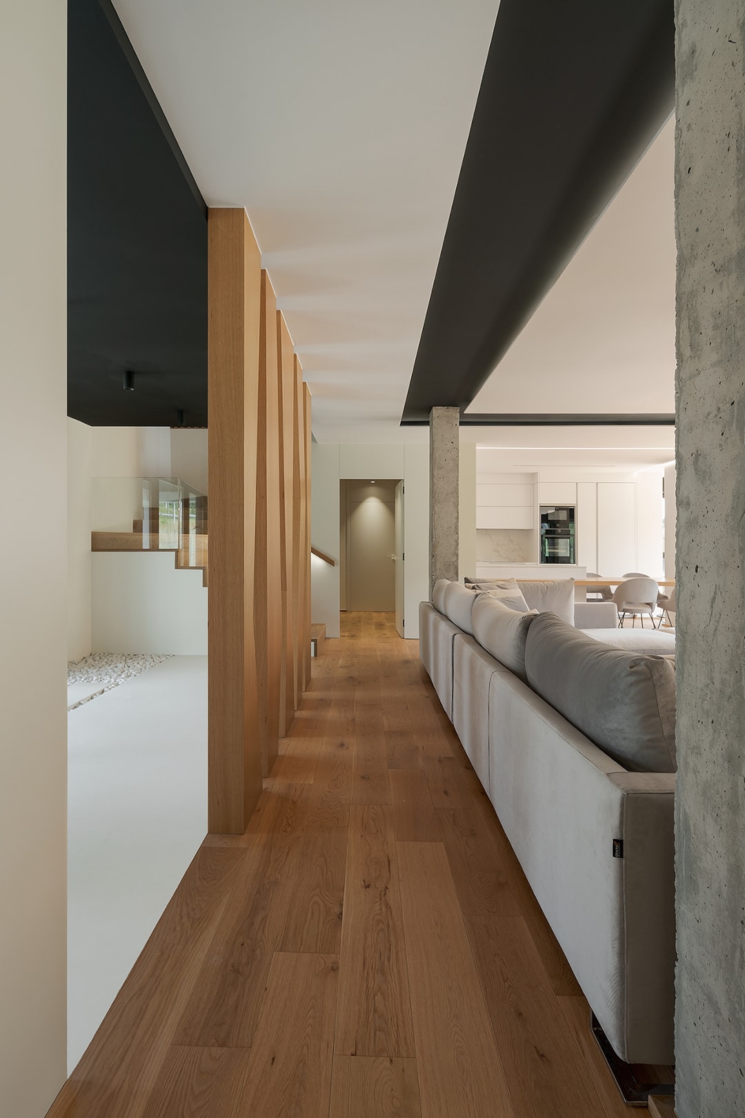 Cocina blanca Santos abierta al salón en vivienda diseñada por Arnela Arquitectura.