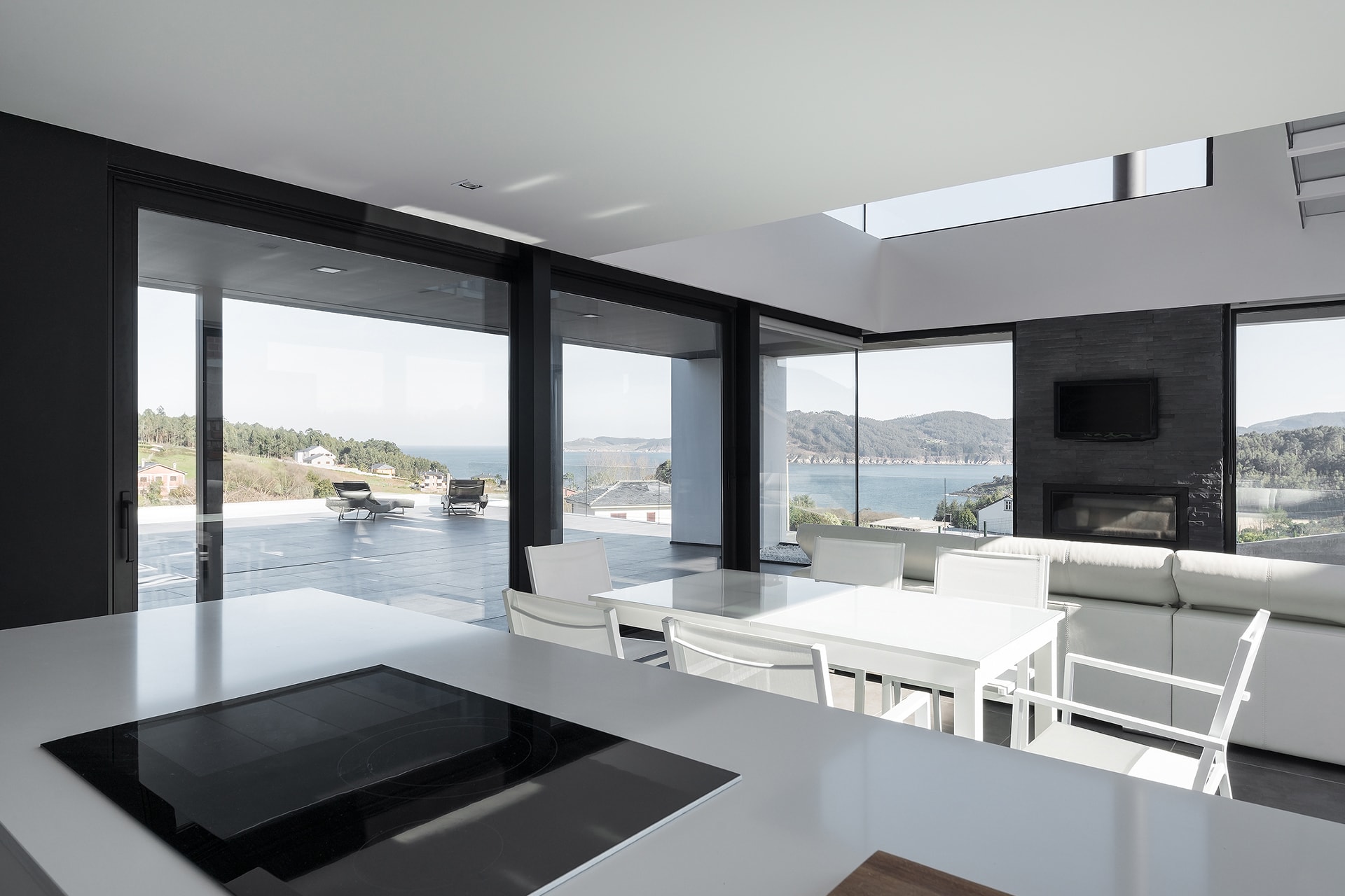 Cocina blanca Santos en U abierta al salón comedor, diseño de Arnela Arquitectura.