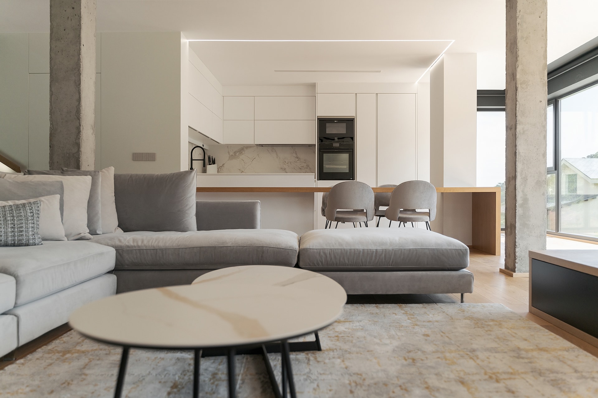 Cocina blanca Santos abierta al salón en vivienda diseñada por Arnela Arquitectura.