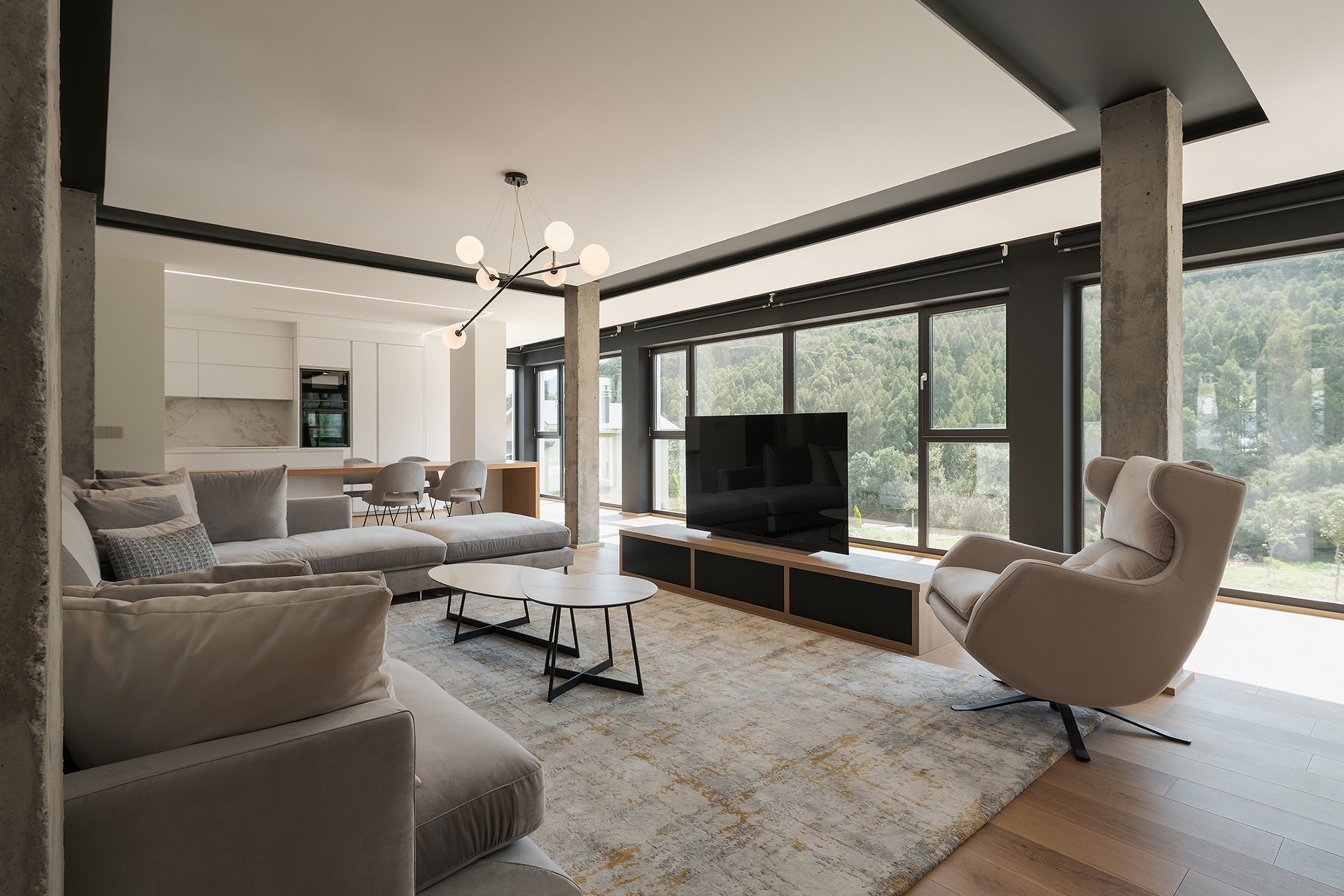 Vivienda diseñada por Arnela Arquitectura con cocina blanca Santos abierta al salón.