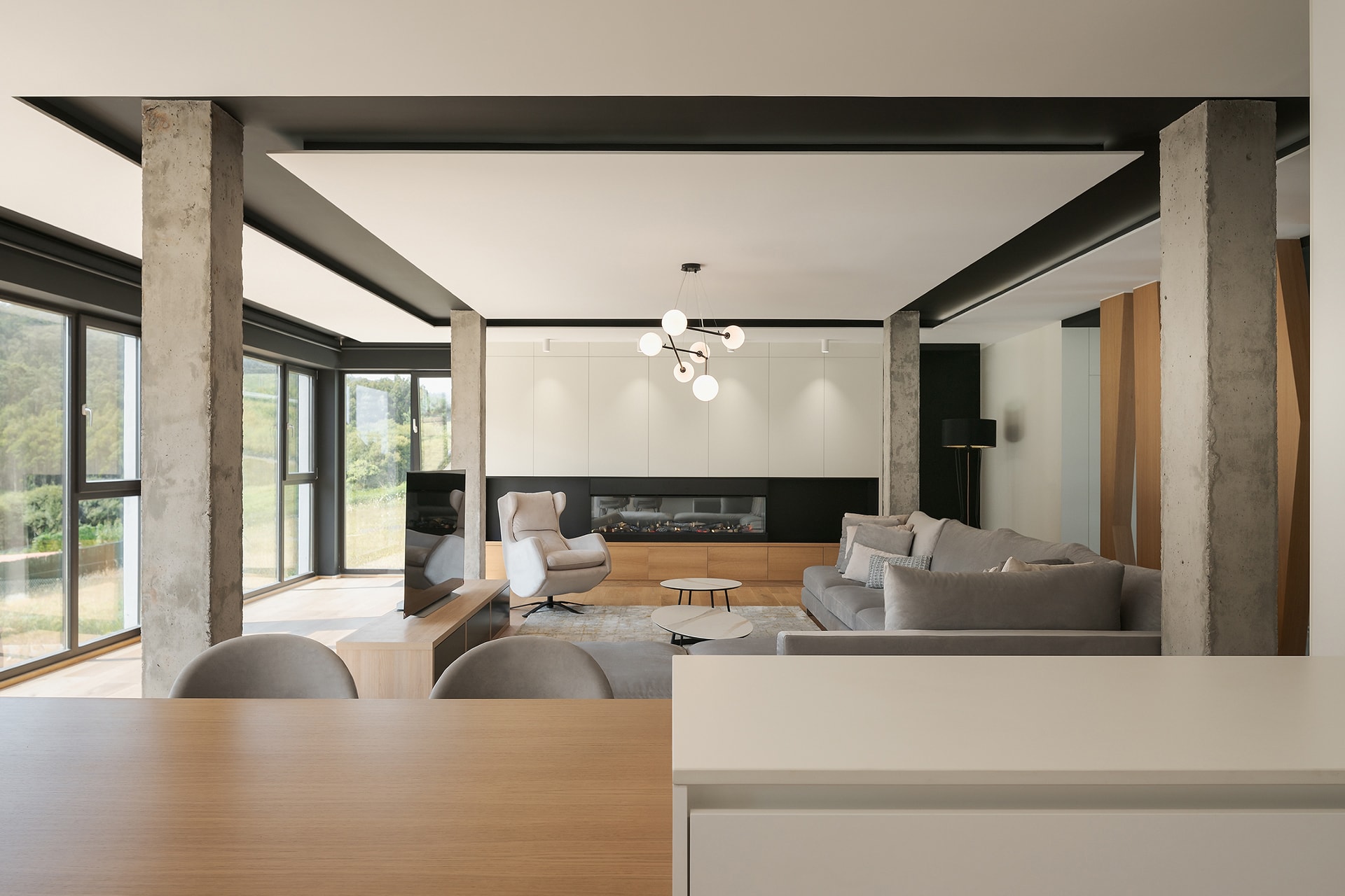 Cocina blanca Santos integrada en salón, en casa diseñada por Arnela Arquitectura.